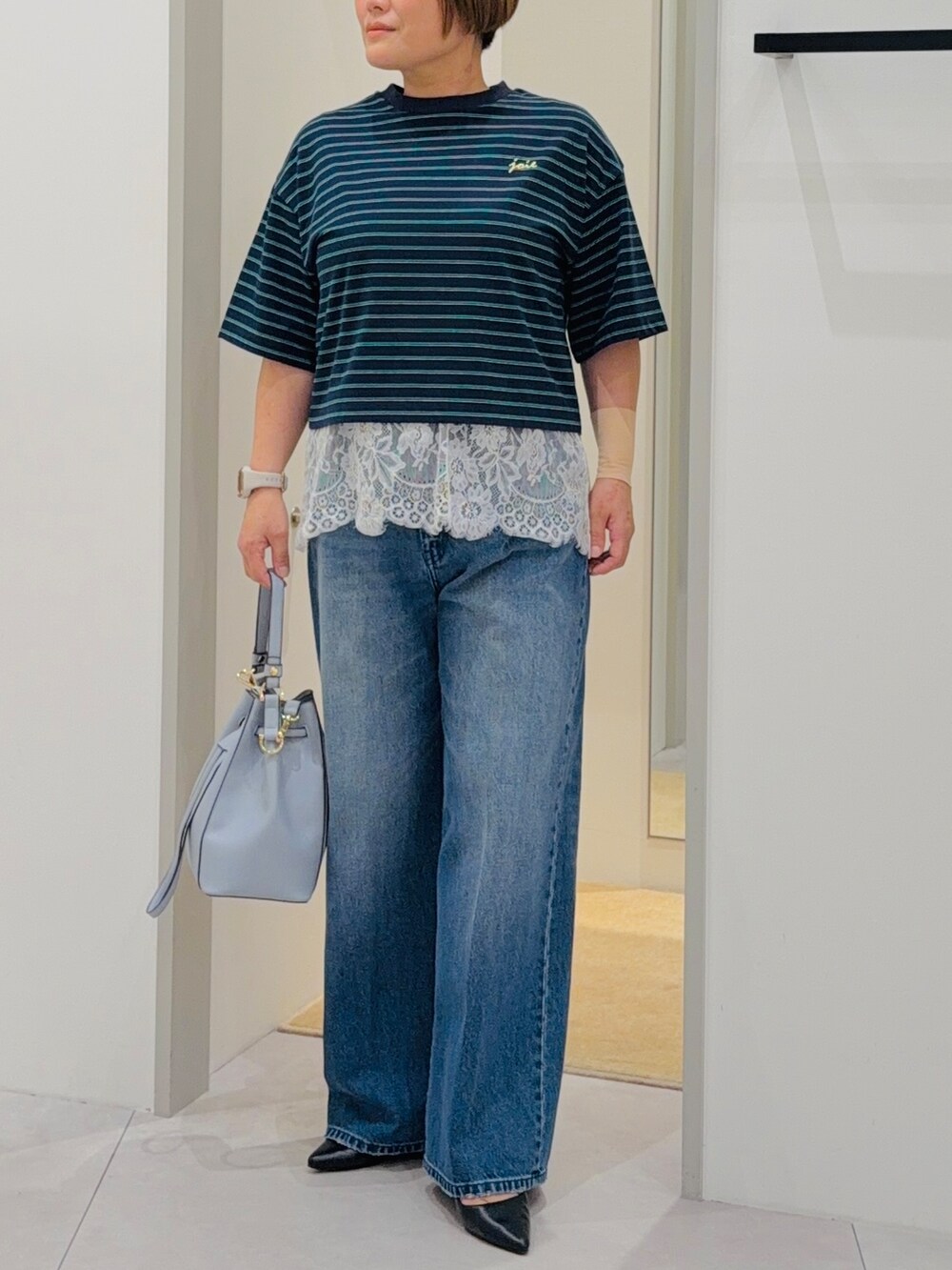 ブルー系のTシャツ/カットソー、ホワイト系のタンクトップ、ブルー系のデニムパンツを着用したレディースの夏コーディネートの4枚目の写真