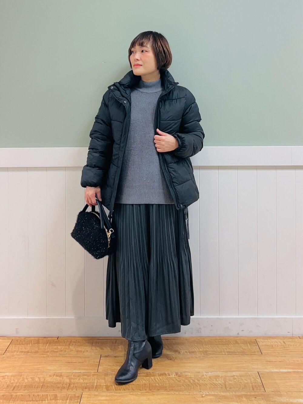 「大人カジュアル、シンプル、シンプルコーデ、カジュアル、カジュアルコーデ、オトナカジュアル、おしゃれさんと繋がりたい、休日スタイル、きれいめカジュアル、プチプラ、ootd、低身長、低身長コーデ、お洒落さんとつながりたい、冬コーデ」｜「SHOO・LA・RUEの【洗える/S-LL/撥水】中綿スタンドカラージャケット（その他アウター、ブラック系）」を使った、タナさん（骨格ウェーブ・レディース・155cm）の冬コーディネートの2枚目の写真