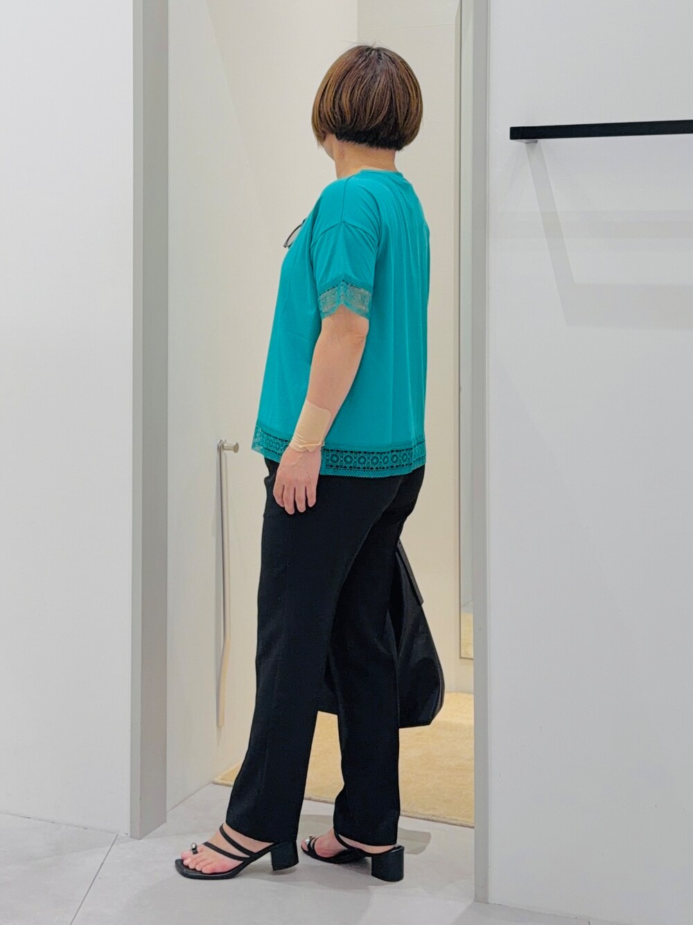 グリーン系のTシャツ/カットソー、ブラック系のその他パンツ、ブラック系のトートバッグを着用したレディースの夏コーディネートの3枚目の写真