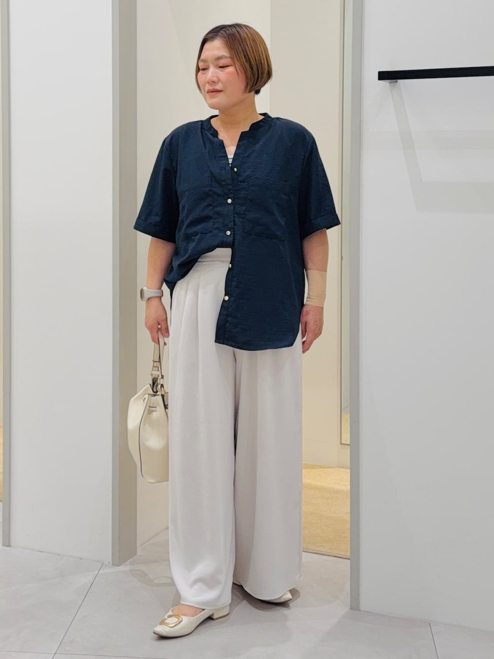 ブルー系のシャツ/ブラウス、ベージュ系のタンクトップ、ホワイト系のその他パンツを着用したレディースの夏コーディネートの2枚目の写真