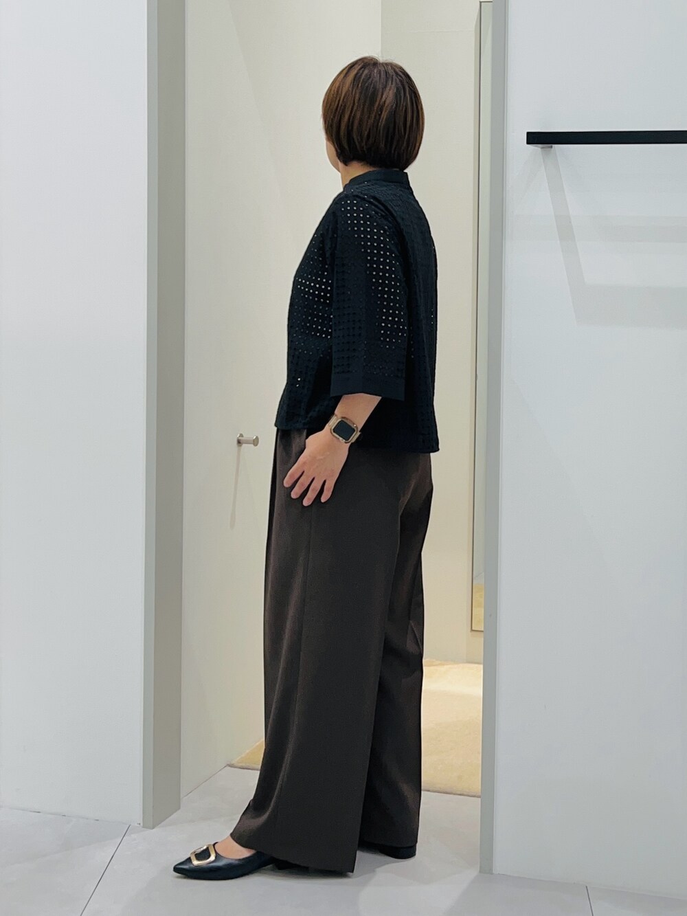 ブラック系のシャツ/ブラウス、ブラウン系のその他パンツ、ブラック系のショルダーバッグを着用したレディースの夏コーディネートの2枚目の写真