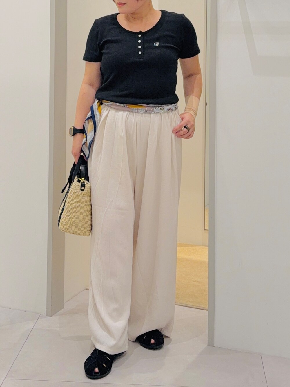 ブラック系のTシャツ/カットソー、ホワイト系のその他パンツ、ブラック系のサンダルを着用したレディースの夏コーディネートの4枚目の写真