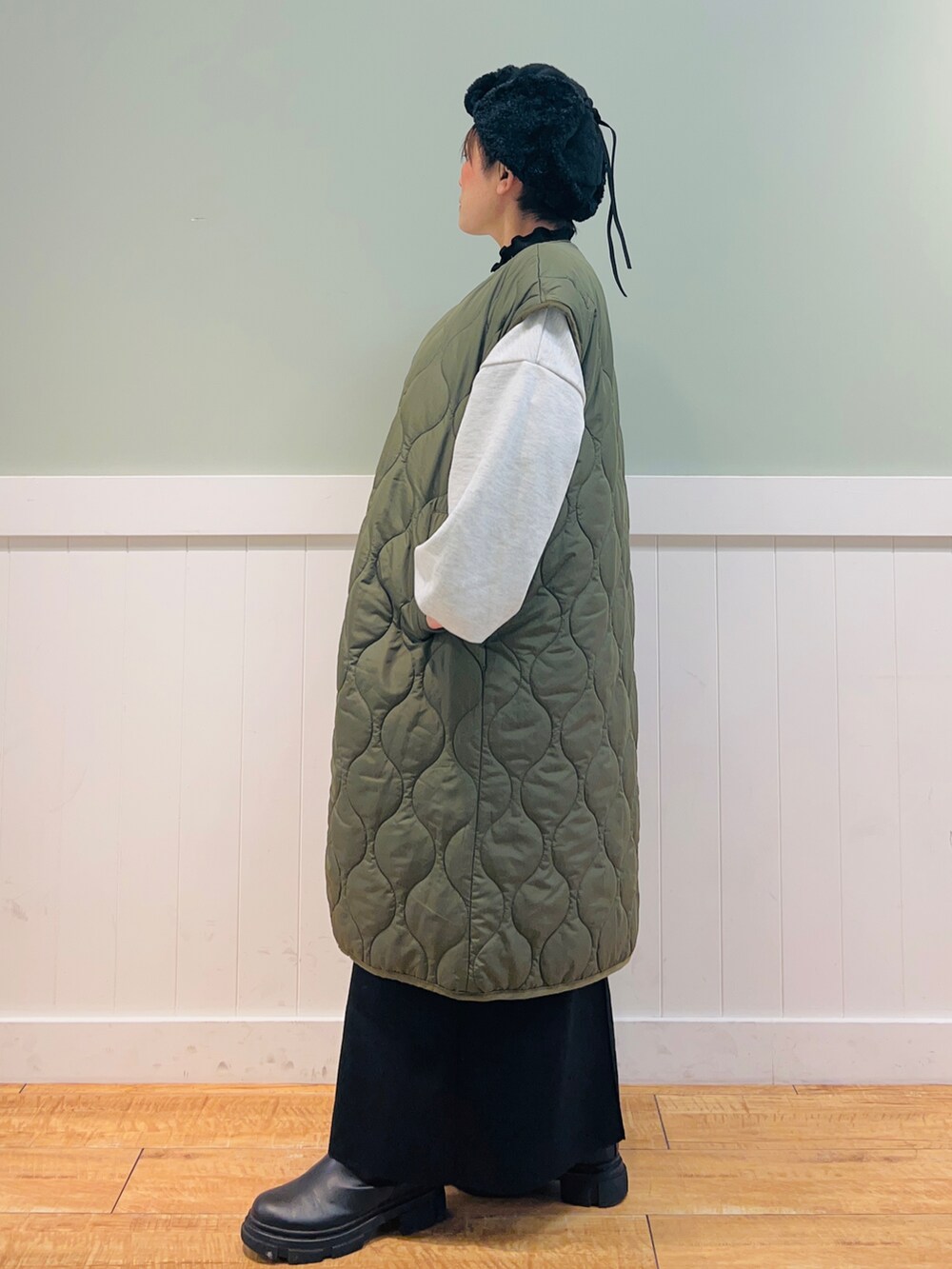 グリーン系のノーカラーコート、グレー系のスウェット、ブラック系のショルダーバッグを着用したレディースの秋コーディネートの3枚目の写真