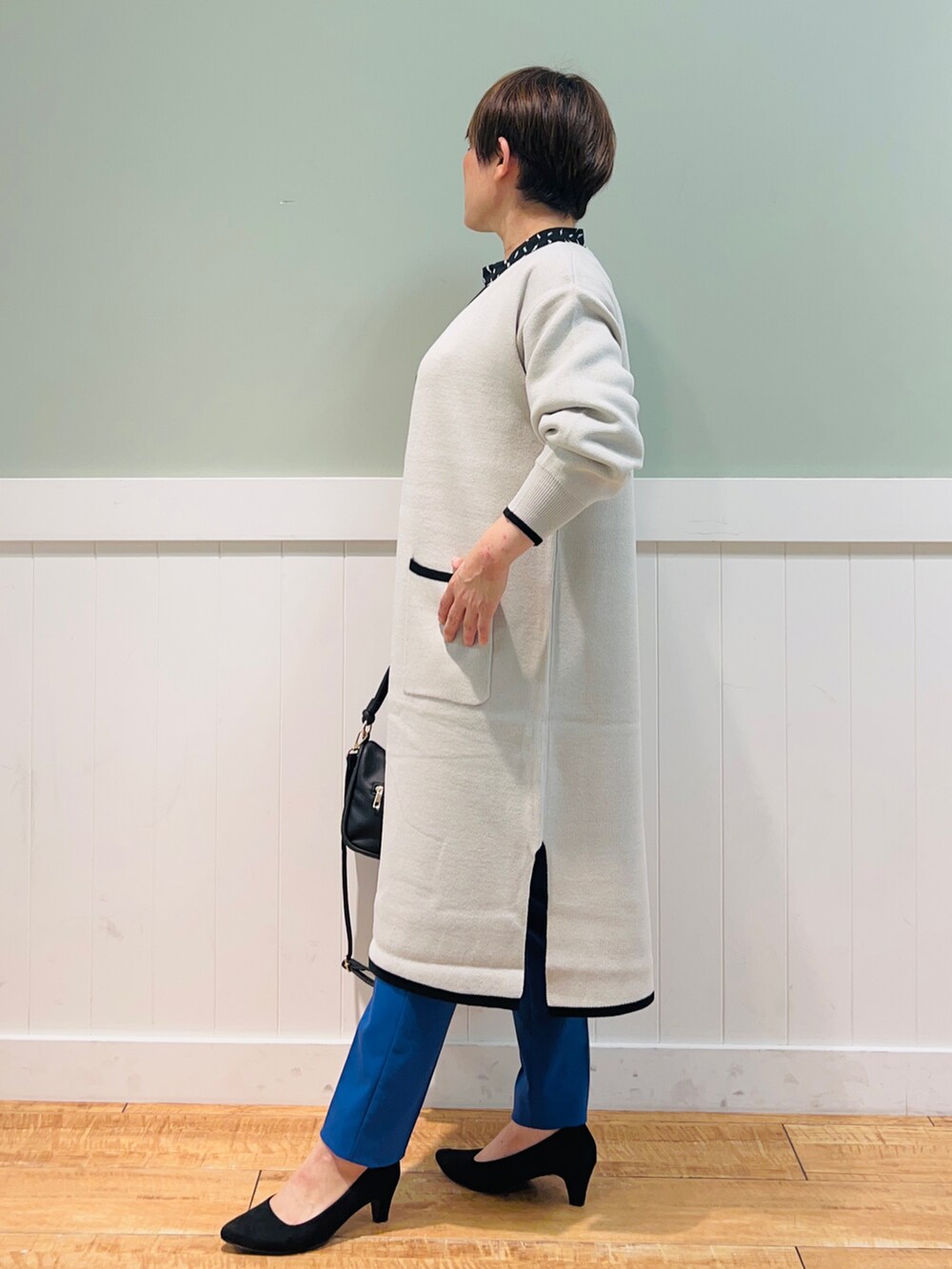 ブラック系のシャツ/ブラウス、ベージュ系のカーディガン/ボレロ、ブルー系のその他パンツを着用したレディースの秋コーディネートの2枚目の写真