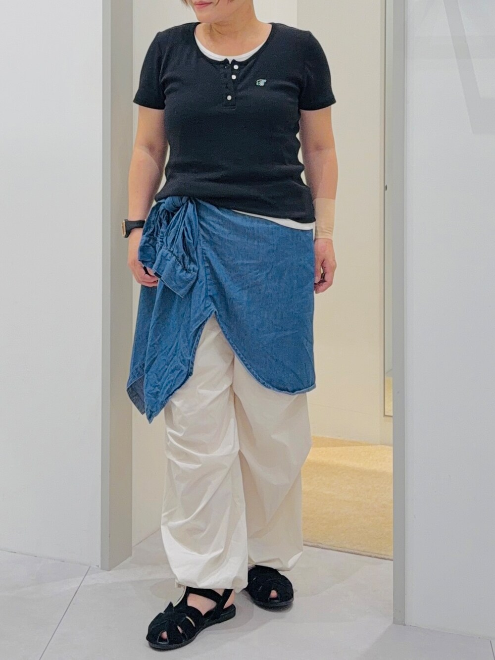 ブラック系のTシャツ/カットソー、ブルー系のシャツ/ブラウス、ホワイト系のその他パンツを着用したレディースの夏コーディネートの5枚目の写真