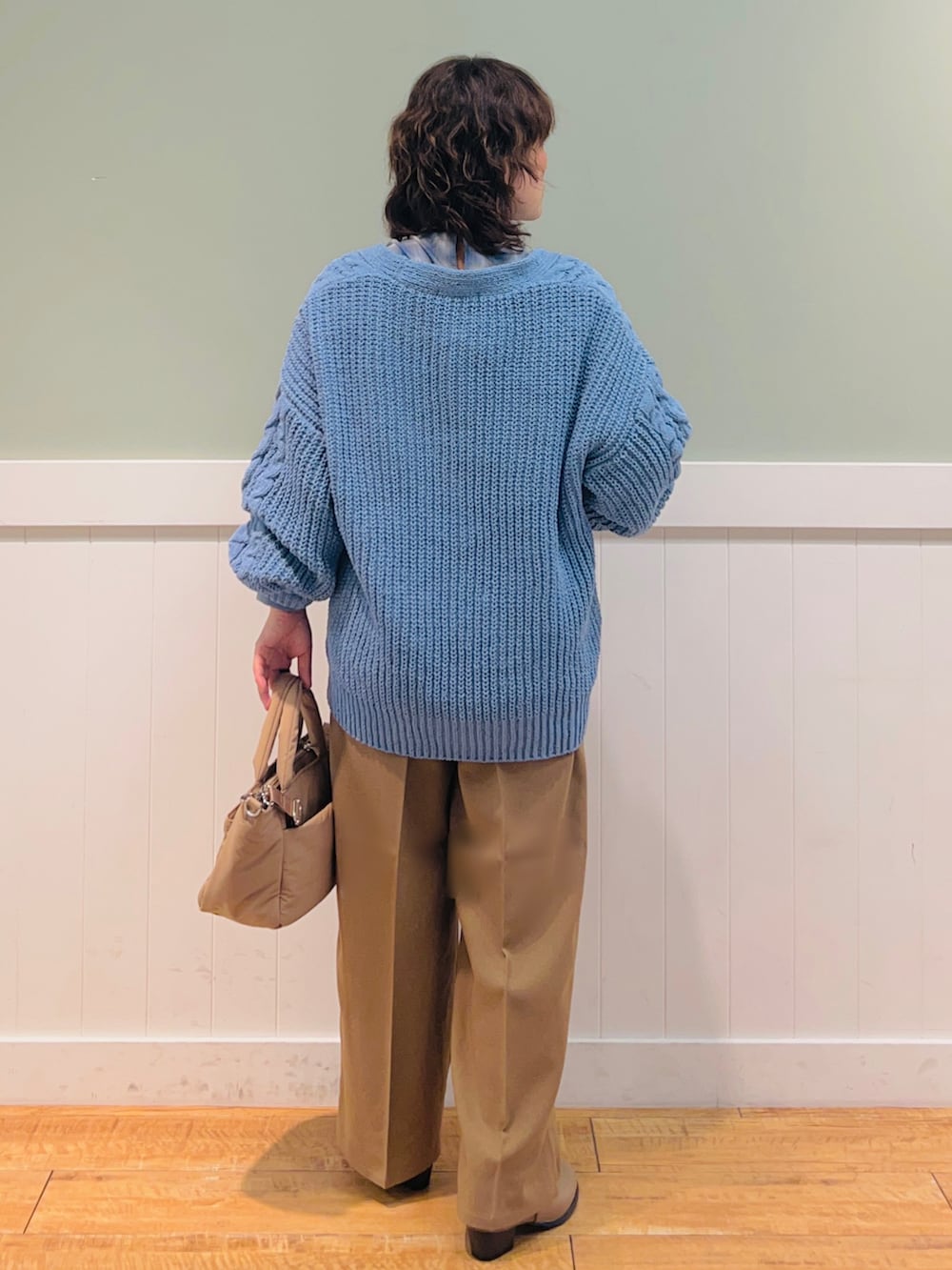 ブルー系のシャツ/ブラウス、ブルー系のカーディガン/ボレロ、ベージュ系のショルダーバッグを着用したレディースの秋コーディネートの2枚目の写真