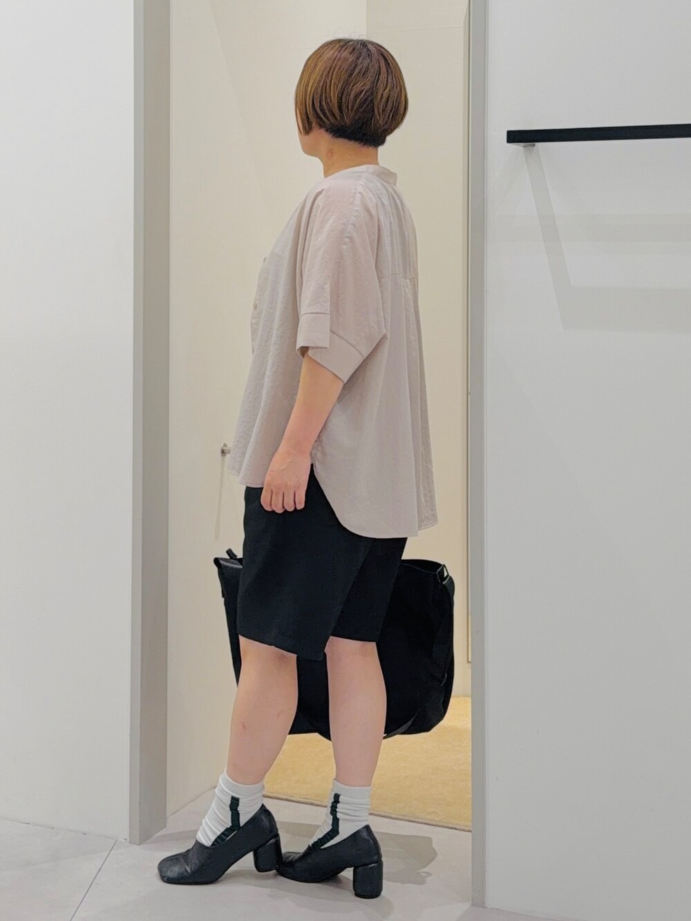 ベージュ系のシャツ/ブラウス、ブラック系のタンクトップ、ブラック系のその他パンツを着用したレディースの夏コーディネートの3枚目の写真