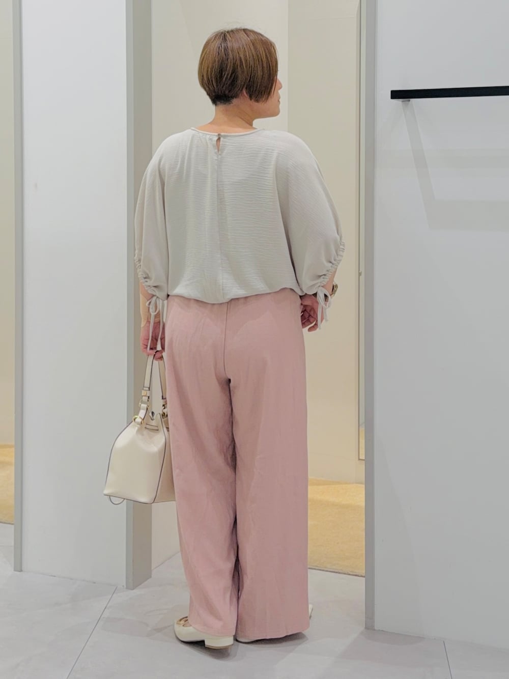 ベージュ系のシャツ/ブラウス、ピンク系のその他パンツ、ホワイト系のショルダーバッグを着用したレディースの夏コーディネートの4枚目の写真