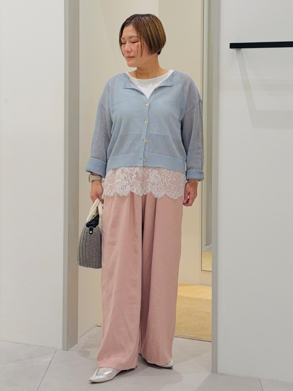 ブルー系のカーディガン/ボレロ、ホワイト系のタンクトップ、ピンク系のその他パンツを着用したレディースの夏コーディネートの2枚目の写真