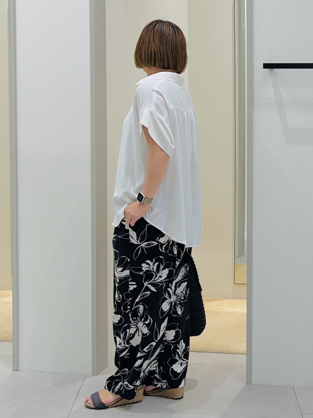 「大人カジュアル、大人コーデ、シンプルコーデ、シンプル、カジュアル、カジュアルコーデ、きれいめカジュアル、オトナカジュアル、オトナ女子、ootd、低身長、低身長コーデ、プチプラ、プチプラコーデ、白Tシャツ」｜「THE SHOP TK の【宮城舞さん着用】スキッパーシャツ/防シワ／接触冷感／洗濯機OK/セットアップ可（シャツ/ブラウス、ホワイト系）」を使った、タナさん（レディース・155cm）の夏コーディネートの2枚目の写真