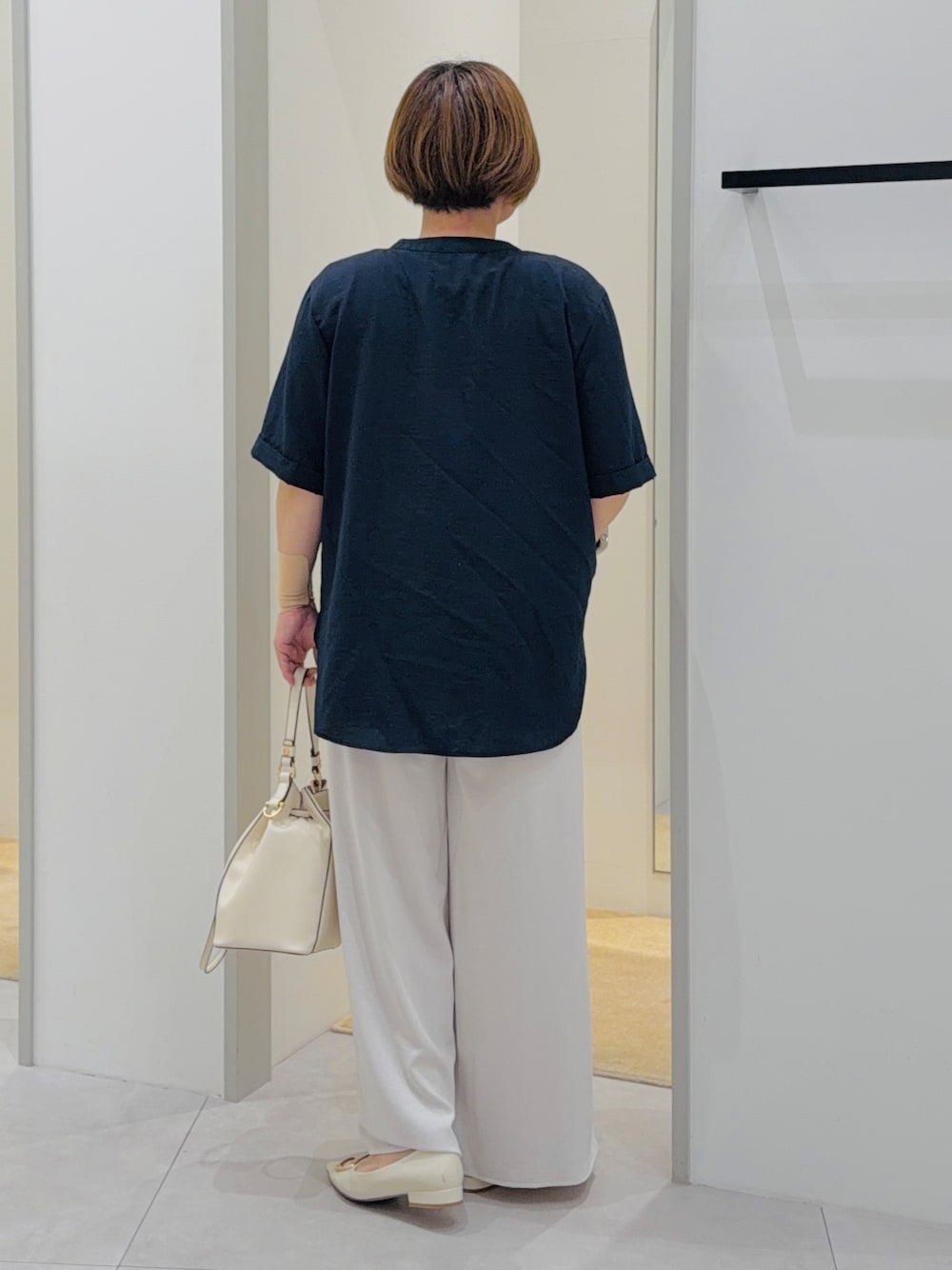 ブルー系のシャツ/ブラウス、ベージュ系のタンクトップ、ホワイト系のその他パンツを着用したレディースの夏コーディネートの4枚目の写真