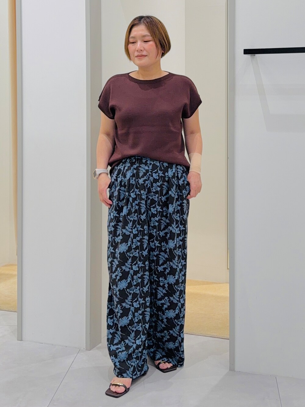 ブラウン系のニット/セーター、ブラウン系のその他パンツ、ブラウン系のサンダルを着用したレディースの夏コーディネートの5枚目の写真