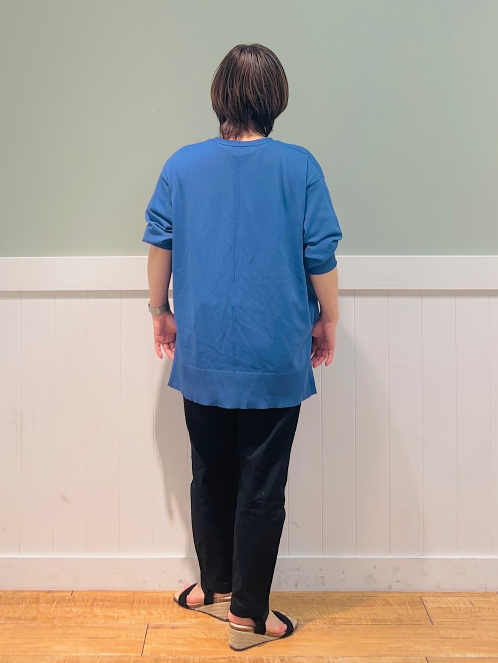 ホワイト系のTシャツ/カットソー、ブルー系のカーディガン/ボレロ、ブラック系のその他パンツを着用したレディースの春コーディネートの3枚目の写真