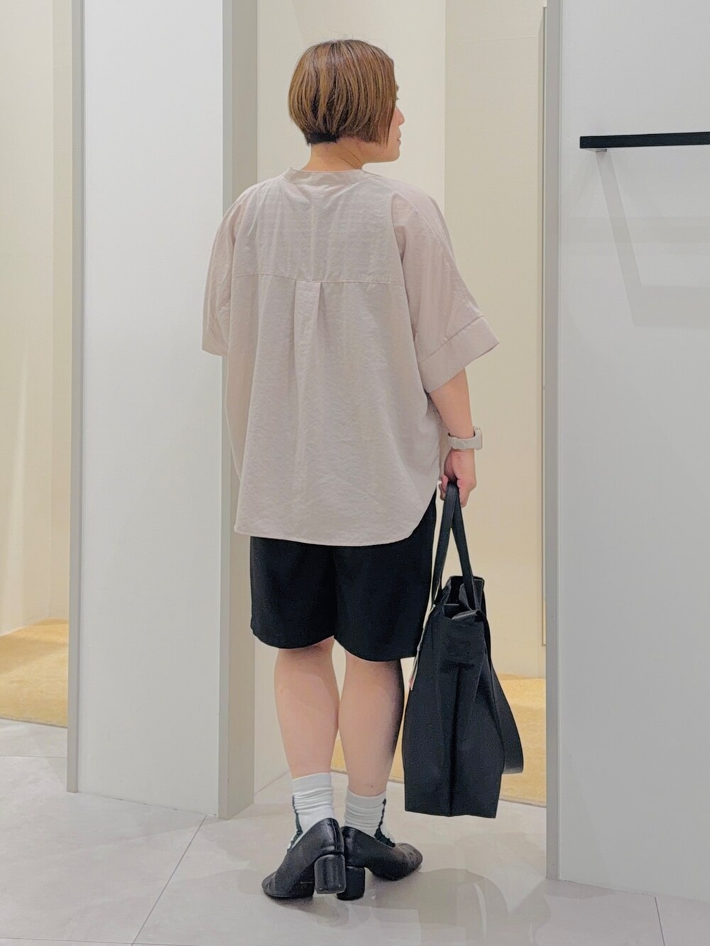 ベージュ系のシャツ/ブラウス、ブラック系のタンクトップ、ブラック系のその他パンツを着用したレディースの夏コーディネートの4枚目の写真