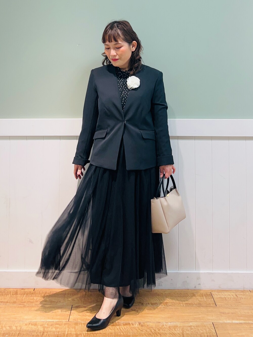 ブラック系のノーカラージャケット、ブラック系のシャツ/ブラウス、グレー系のトートバッグを着用したレディースの冬コーディネートの2枚目の写真