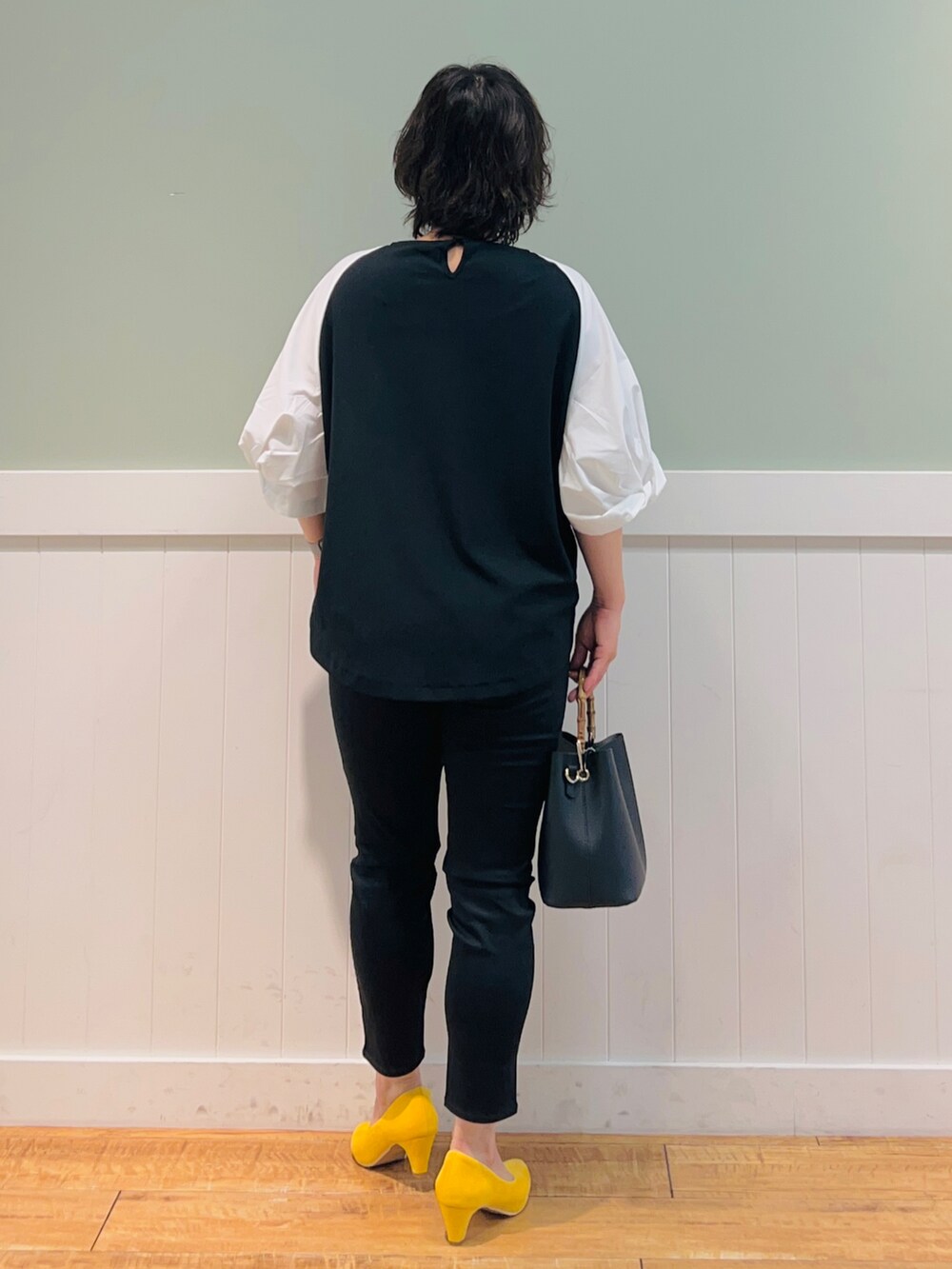 ブラック系のTシャツ/カットソー、ブラック系のトートバッグ、ブラック系のその他パンツを着用したレディースの夏コーディネートの3枚目の写真