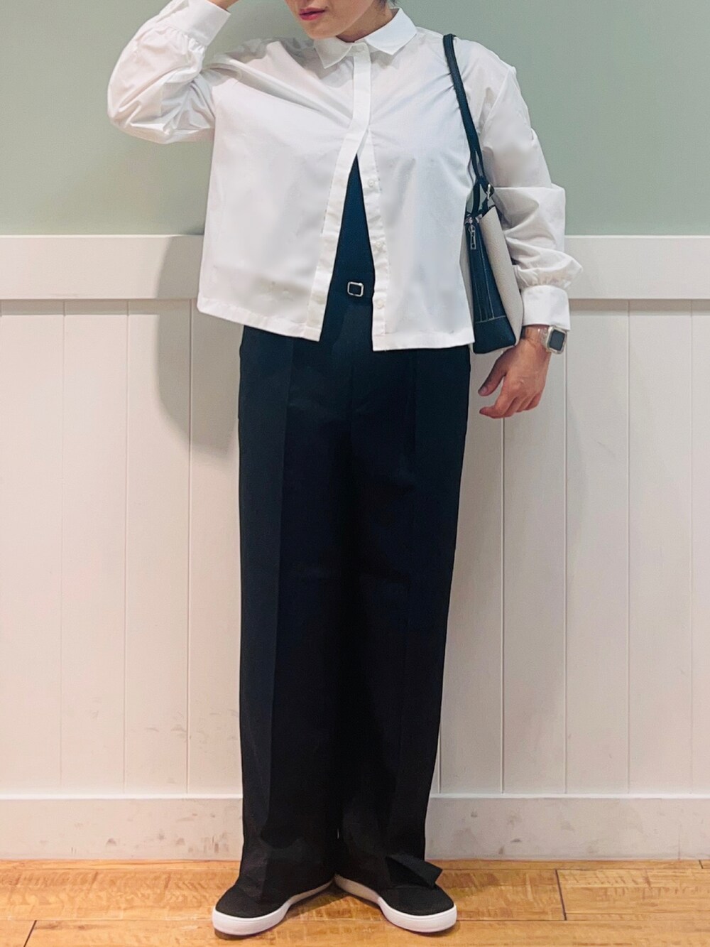 ホワイト系のシャツ/ブラウス、ブラック系のタンクトップ、グレー系のショルダーバッグを着用したレディースの秋コーディネートの4枚目の写真