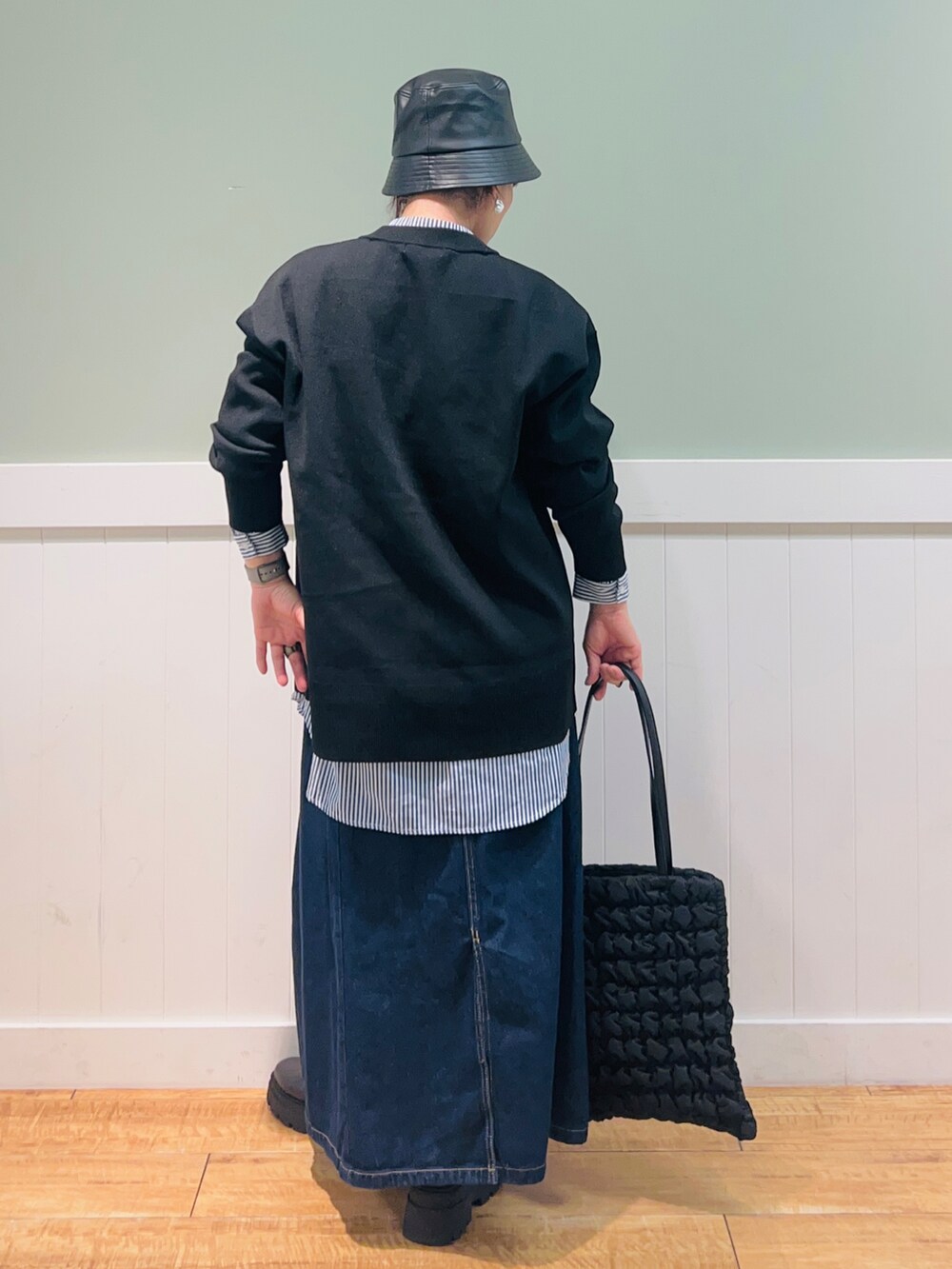 ブラック系のカーディガン/ボレロ、ブルー系のシャツ/ブラウス、ブルー系のデニムスカートを着用したレディースの秋コーディネートの2枚目の写真