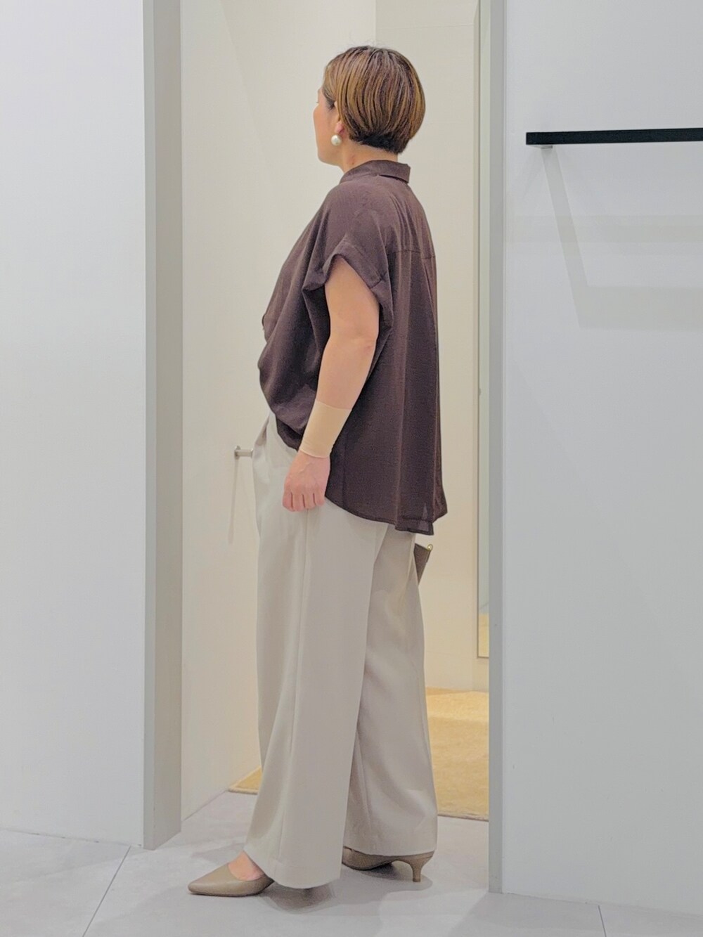 ブラウン系のシャツ/ブラウス、ベージュ系のその他パンツ、ブラウン系のトートバッグを着用したレディースの夏コーディネートの4枚目の写真