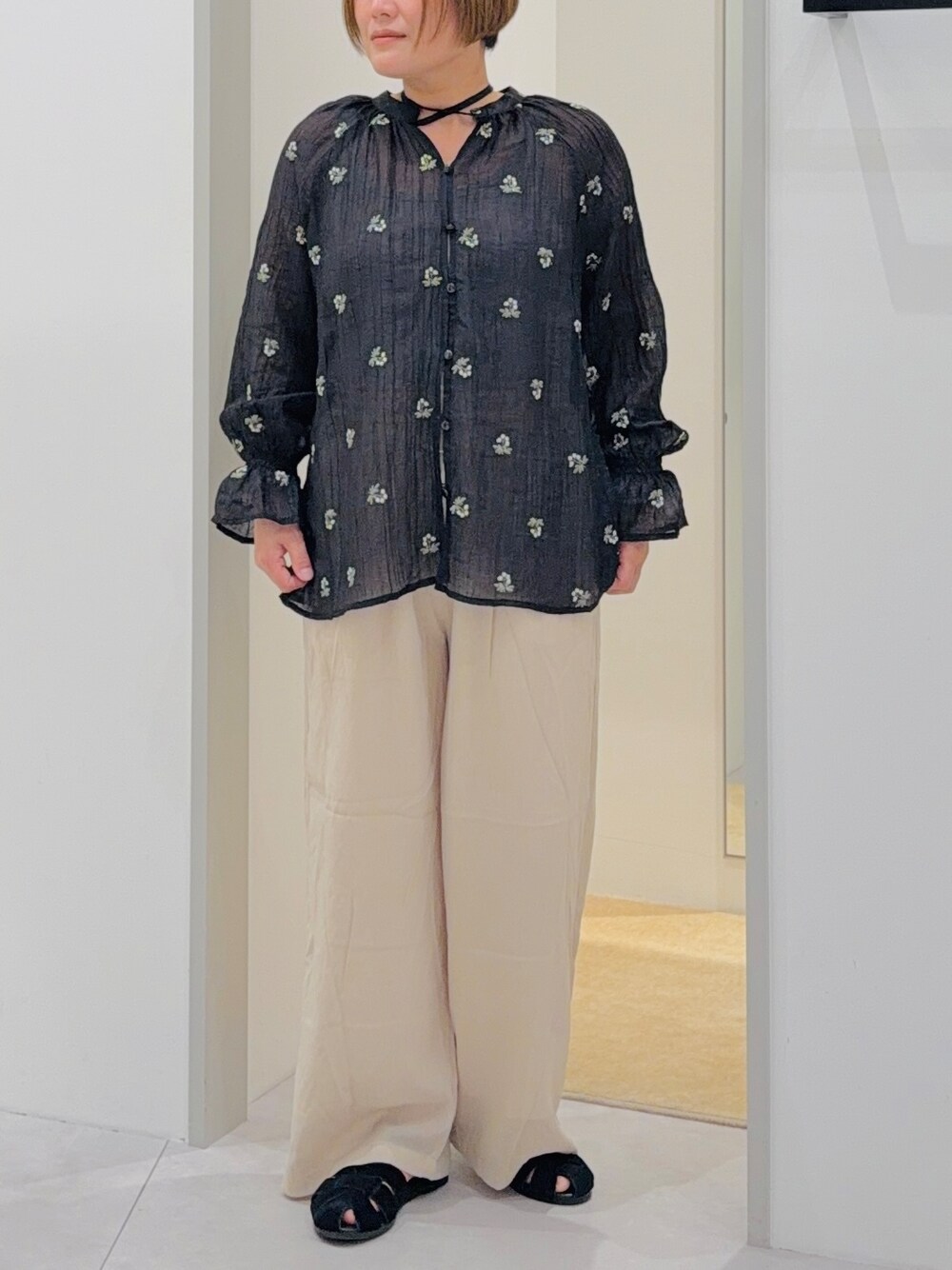 ブラック系のシャツ/ブラウス、ホワイト系のその他パンツ、ブラック系のサンダルを着用したレディースの夏コーディネートの4枚目の写真