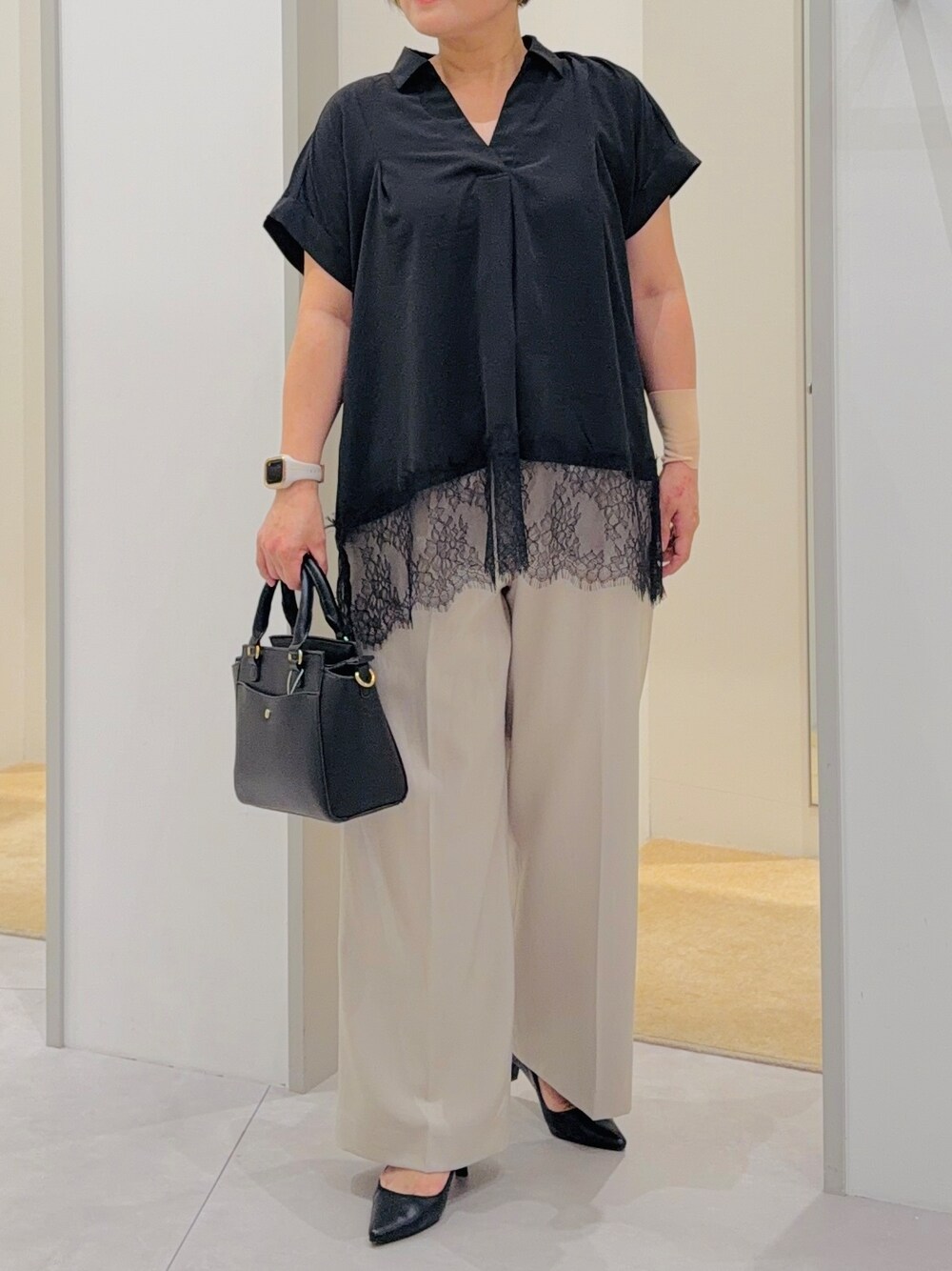 ブラック系のシャツ/ブラウス、ベージュ系のその他パンツ、ブラック系のトートバッグを着用したレディースの夏コーディネートの5枚目の写真