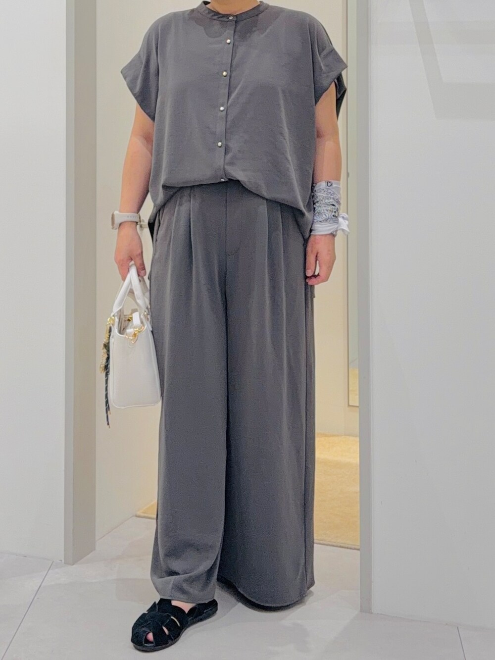 ブラック系のシャツ/ブラウス、ブラック系のその他パンツ、ホワイト系のトートバッグを着用したレディースの夏コーディネートの5枚目の写真