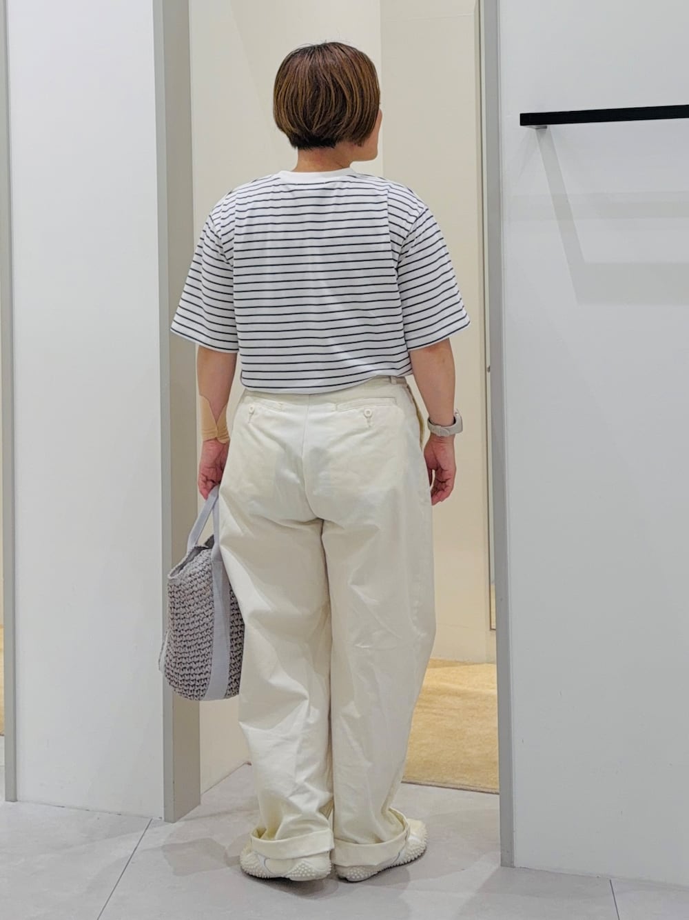 ホワイト系のTシャツ/カットソー、ホワイト系のその他パンツ、グレー系のトートバッグを着用したレディースの夏コーディネートの4枚目の写真