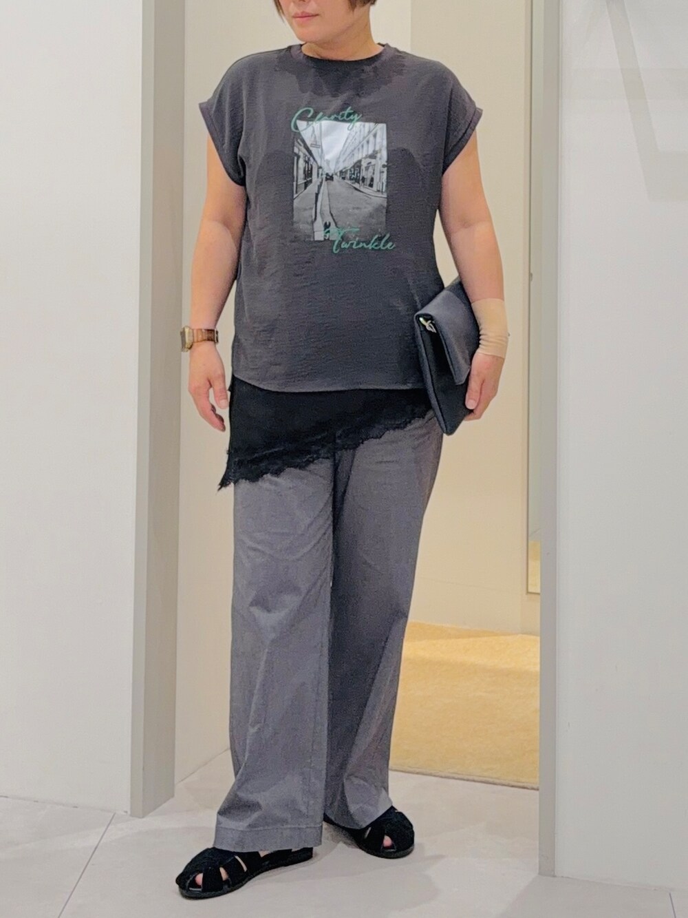 ブラック系のTシャツ/カットソー、ブラック系のタンクトップ、グレー系のその他パンツを着用したレディースの夏コーディネートの4枚目の写真