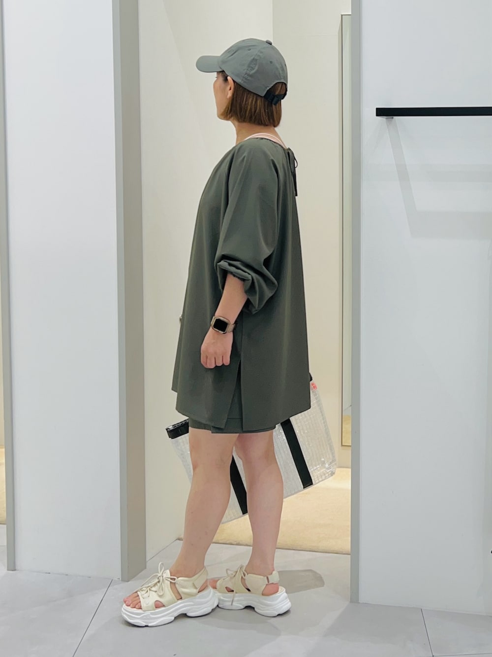 「大人カジュアル、大人コーデ、シンプルコーデ、シンプル、カジュアル、カジュアルコーデ、オトナカジュアル、オトナ女子、休日スタイル、休日コーデ、セットアップ、水着、水着コーデ、撥水加工、ootd」｜「THE SHOP TK の厚底スポーティサンダル（サンダル、ホワイト系）」を使った、タナさん（骨格ウェーブ・レディース・155cm）の夏コーディネートの3枚目の写真