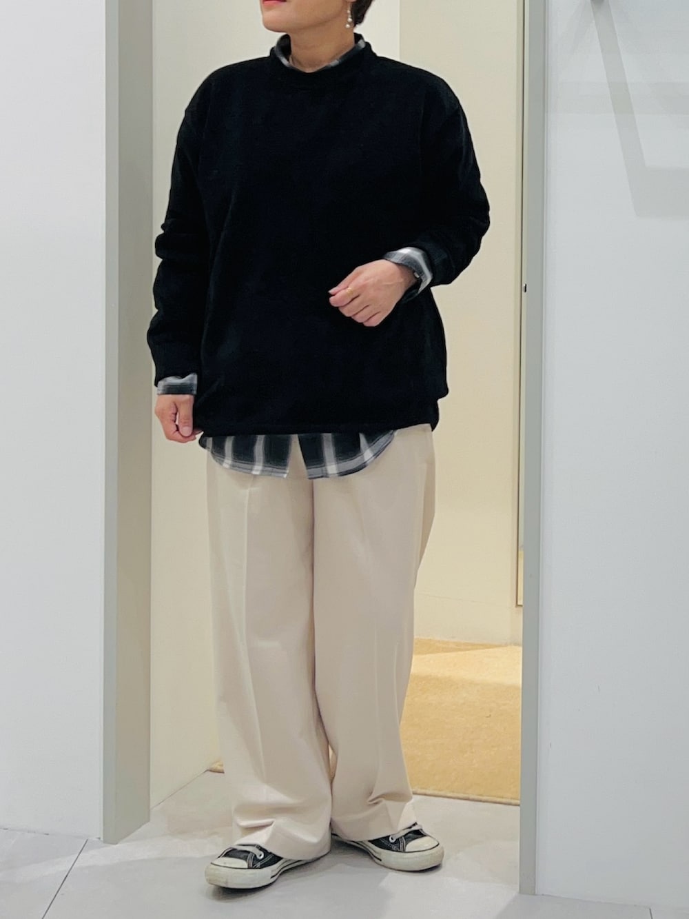 ブラック系のシャツ/ブラウス、ブラック系のニット/セーター、ホワイト系のその他パンツを着用したレディースの秋コーディネートの5枚目の写真