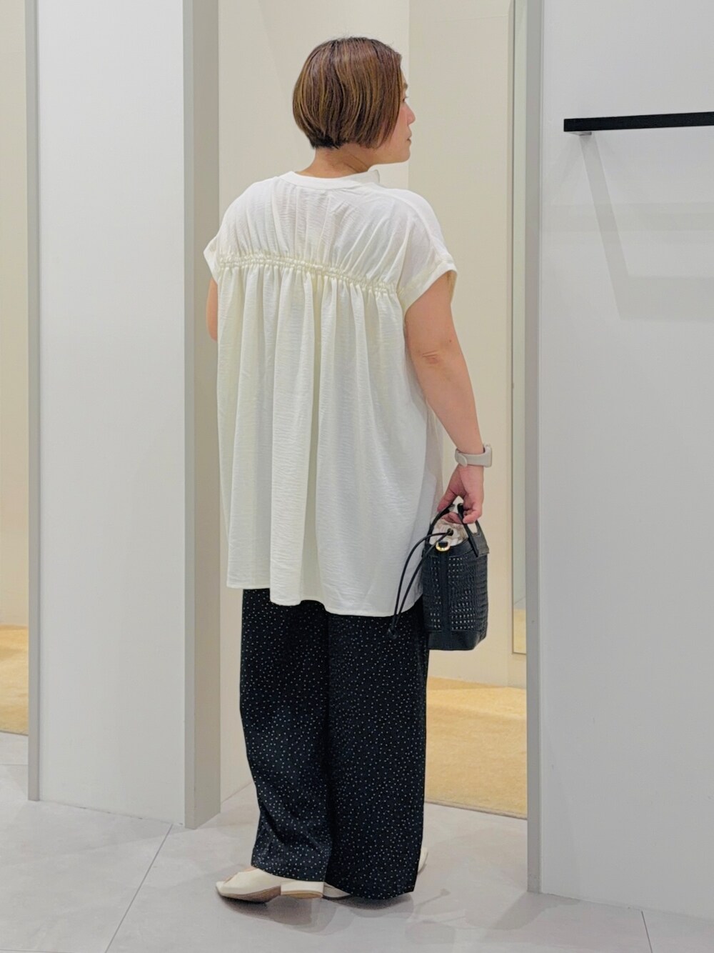 ホワイト系のシャツ/ブラウス、ブラック系のその他パンツ、ブラック系のショルダーバッグを着用したレディースの夏コーディネートの3枚目の写真
