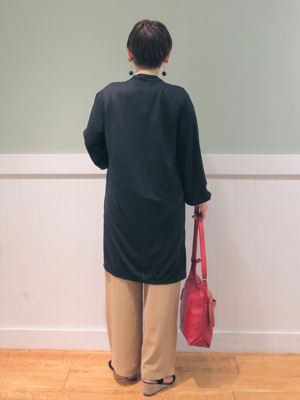 イエロー系のシャツ/ブラウス、ブラック系のカーディガン/ボレロ、イエロー系のその他パンツを着用したレディースの夏コーディネートの3枚目の写真