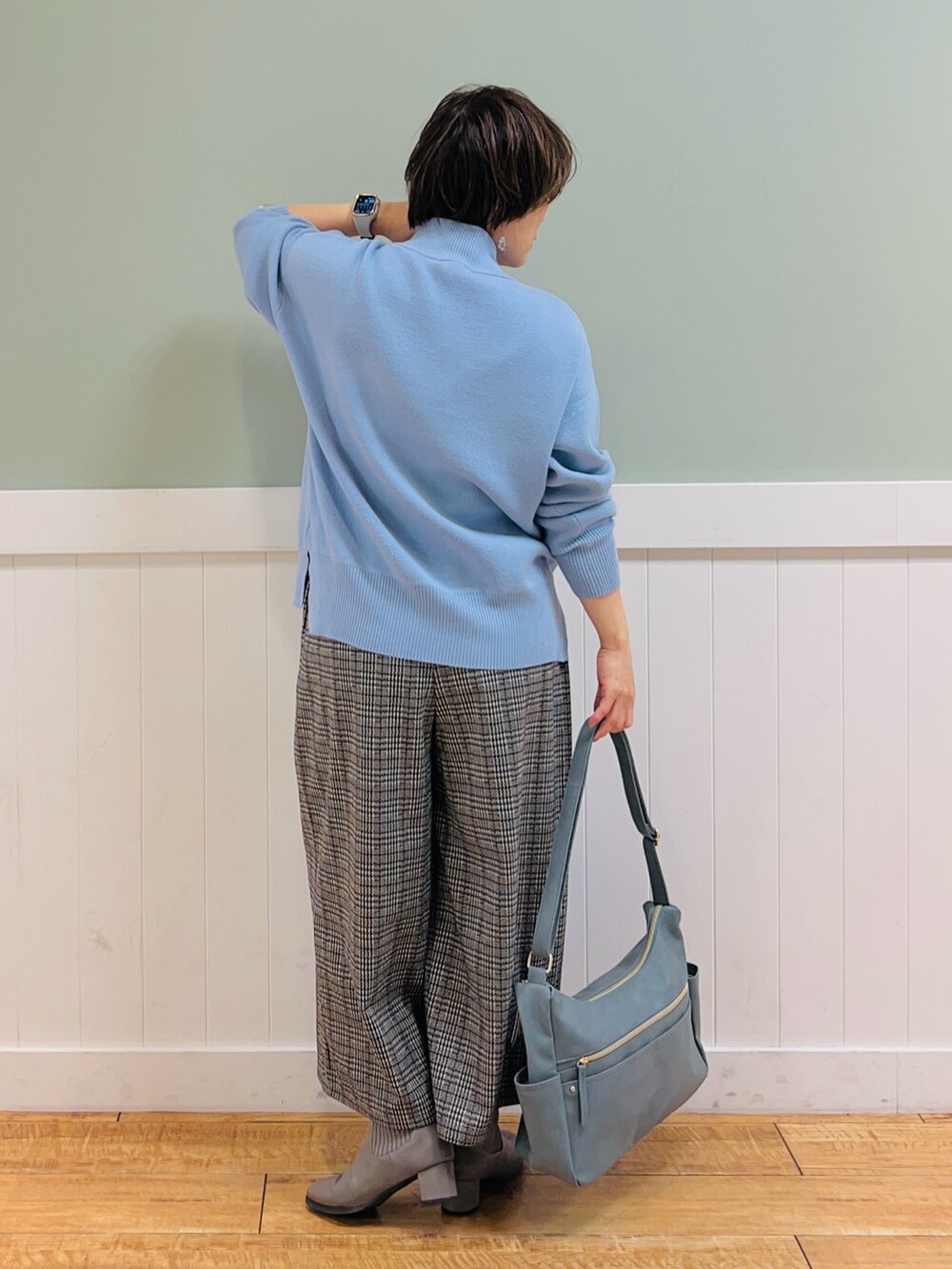 ブルー系のニット/セーター、ベージュ系のその他パンツ、ブルー系のショルダーバッグを着用したレディースの冬コーディネートの4枚目の写真