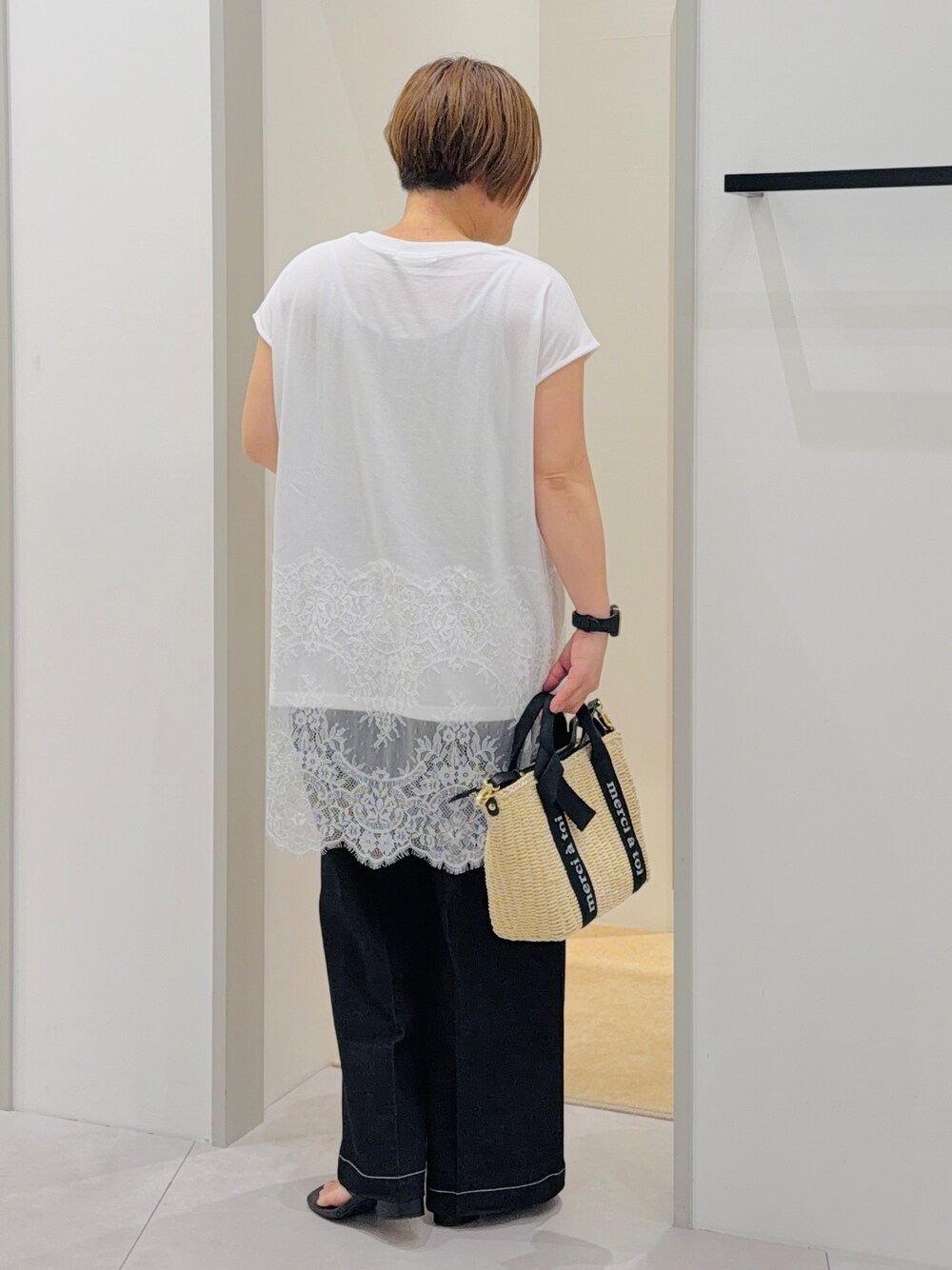 ホワイト系のTシャツ/カットソー、ブラック系のデニムパンツを着用したレディースの夏コーディネートの3枚目の写真