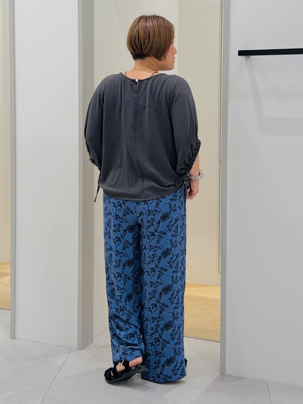 ブラック系のシャツ/ブラウス、ブルー系のその他パンツ、ブラック系のサンダルを着用したレディースの夏コーディネートの3枚目の写真
