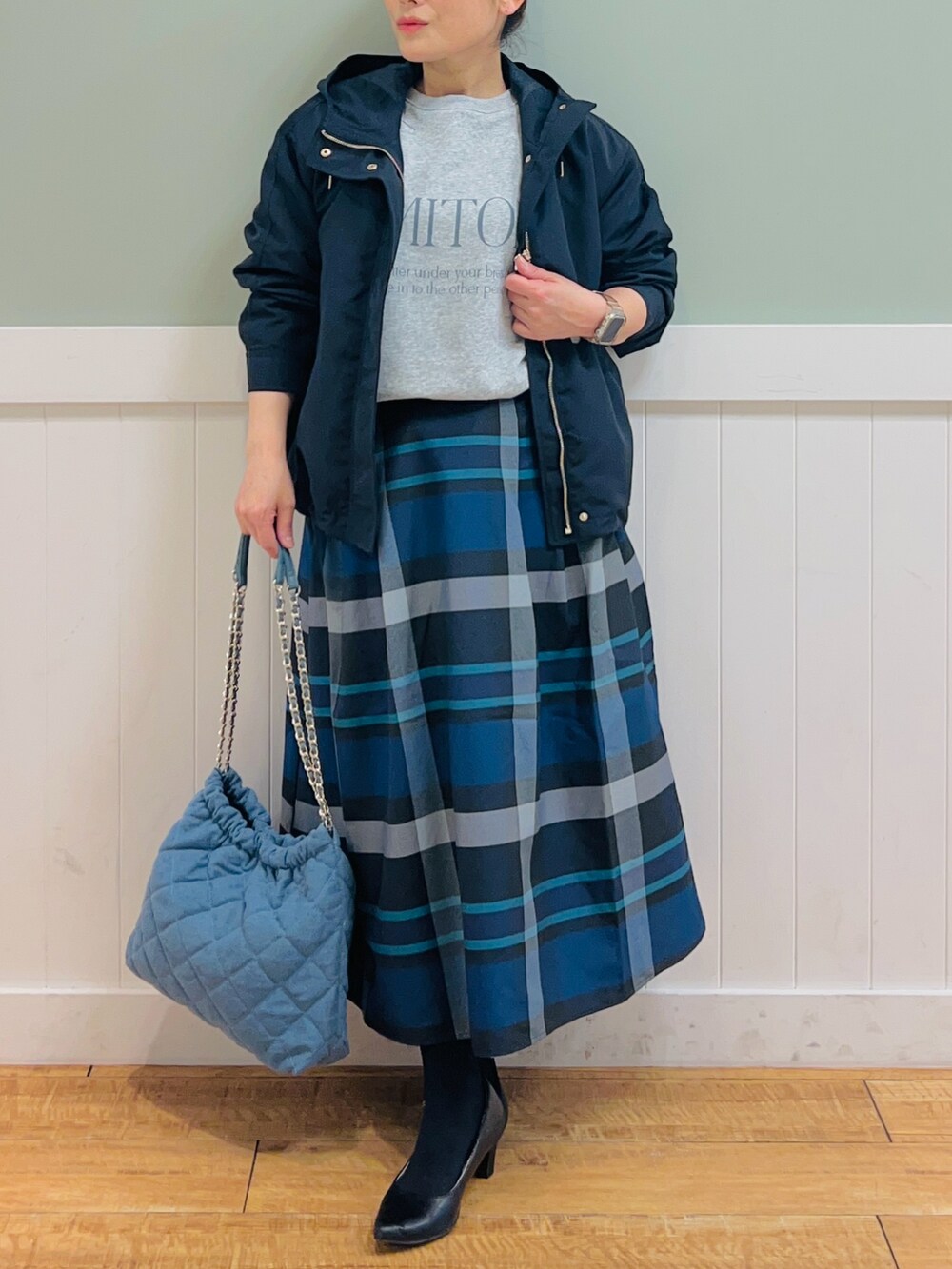 グレー系のスウェット、ブルー系のブルゾン、ブルー系のスカートを着用したレディースの春コーディネートの5枚目の写真