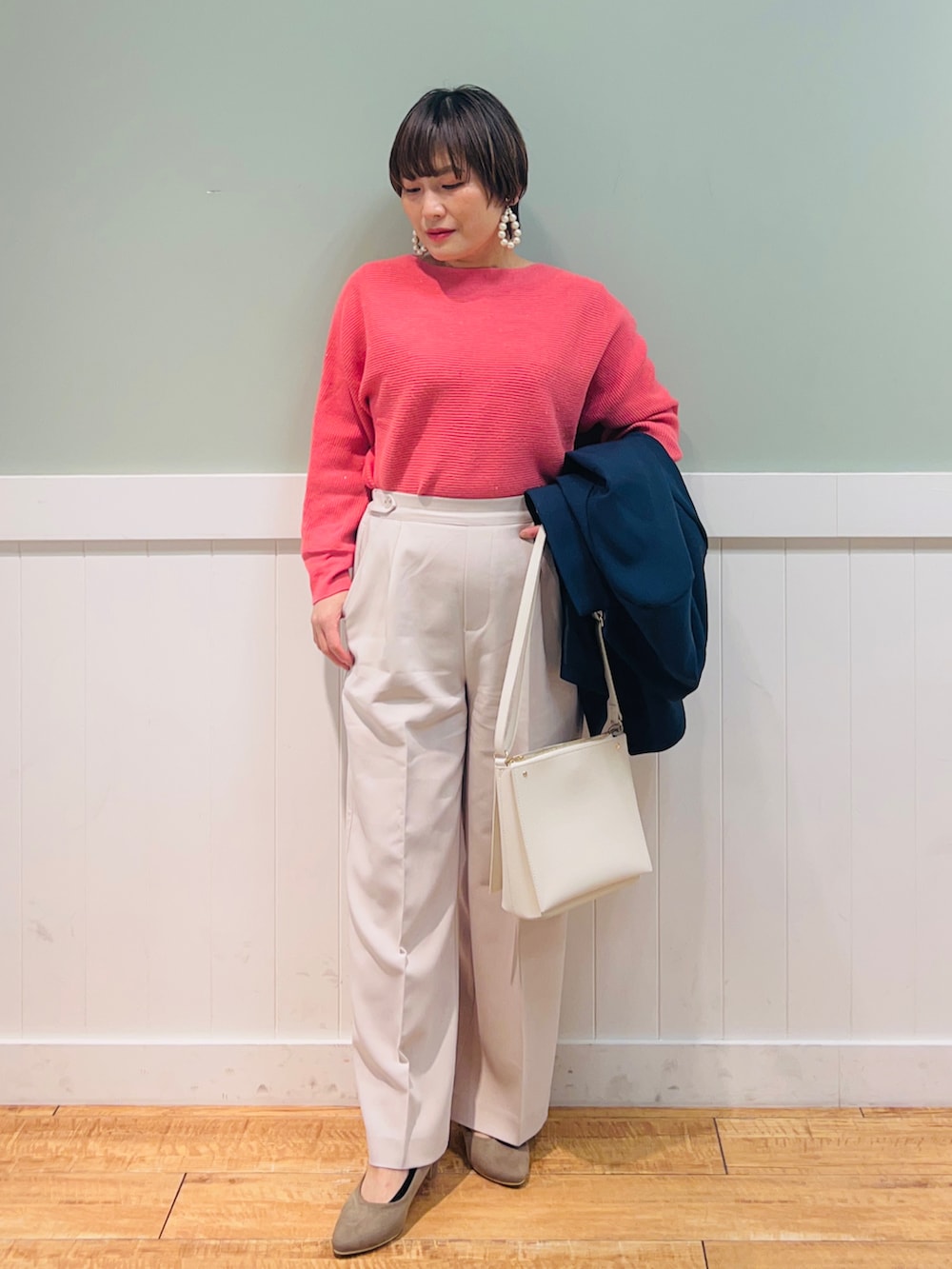 ピンク系のニット/セーター、ブルー系のテーラードジャケット、ベージュ系のその他パンツを着用したレディースの冬コーディネートの3枚目の写真