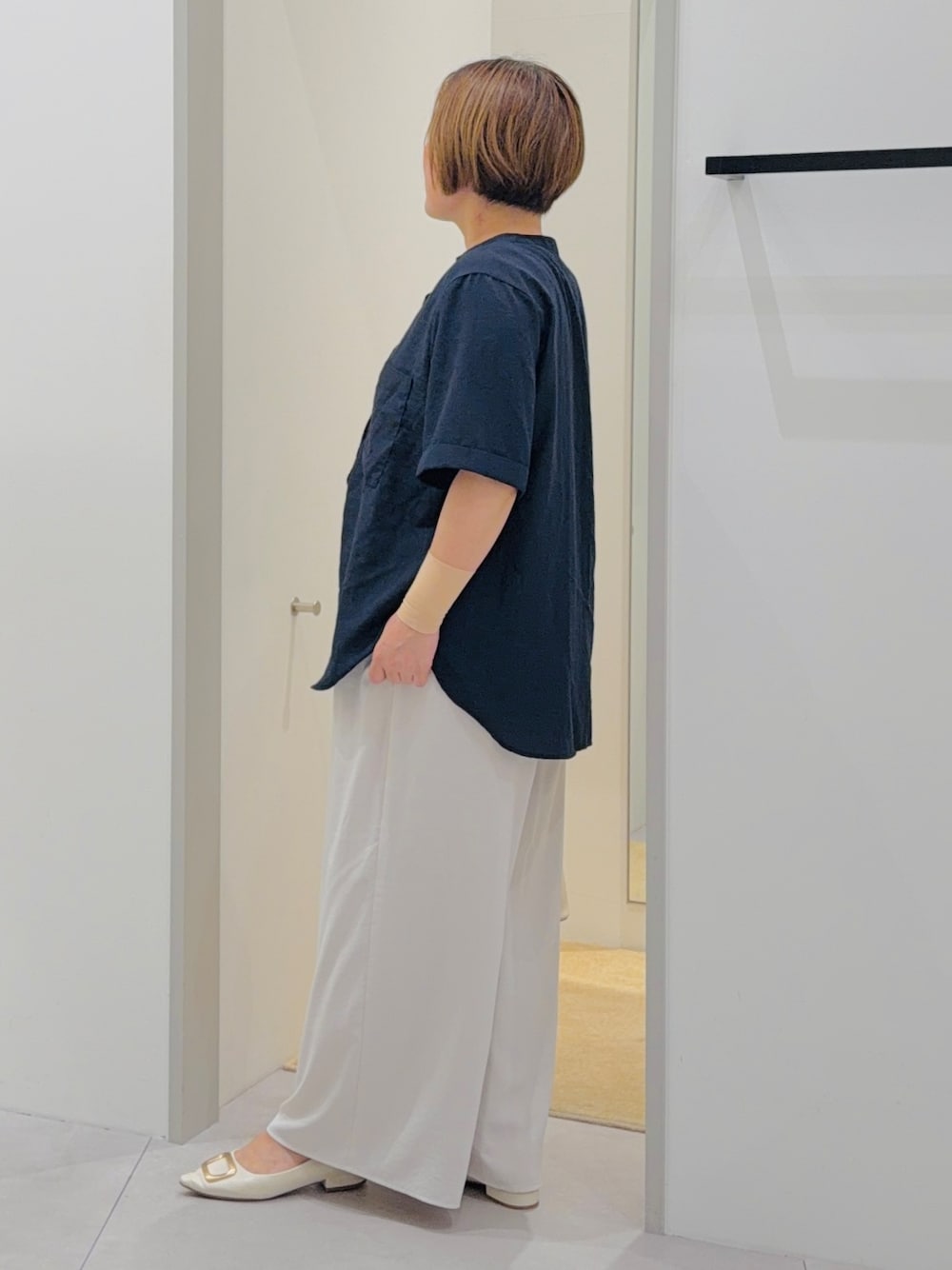 ブルー系のシャツ/ブラウス、ベージュ系のタンクトップ、ホワイト系のその他パンツを着用したレディースの夏コーディネートの3枚目の写真