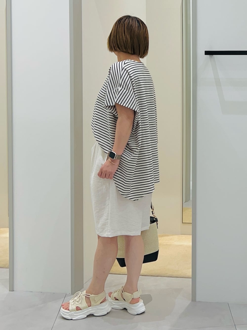 「大人カジュアル、大人コーデ、シンプルコーデ、シンプル、カジュアル、カジュアルコーデ、きれいめカジュアル、キレイめ、オトナカジュアル、おしゃれさんと繋がりたい、ootd、低身長、低身長コーデ、今日のコーデ、サンダル」｜「THE SHOP TK の【宮城舞さん着用】リネン混ハーフパンツ/洗える/セットアップ可（その他パンツ、ホワイト系）」を使った、タナさん（レディース・155cm）の夏コーディネートの3枚目の写真