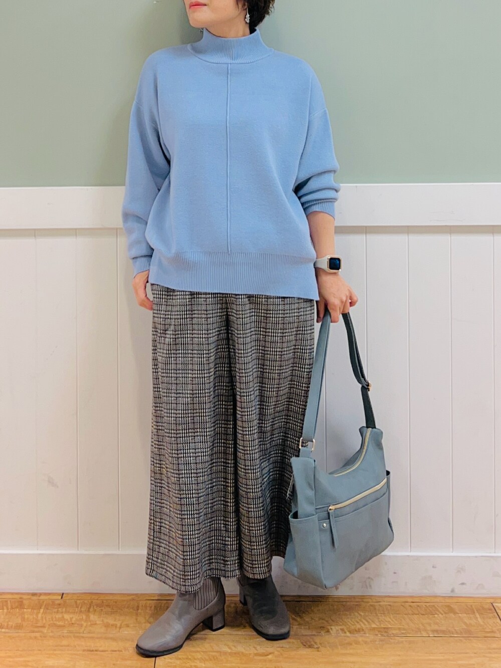 ブルー系のニット/セーター、ベージュ系のその他パンツ、ブルー系のショルダーバッグを着用したレディースの冬コーディネートの5枚目の写真