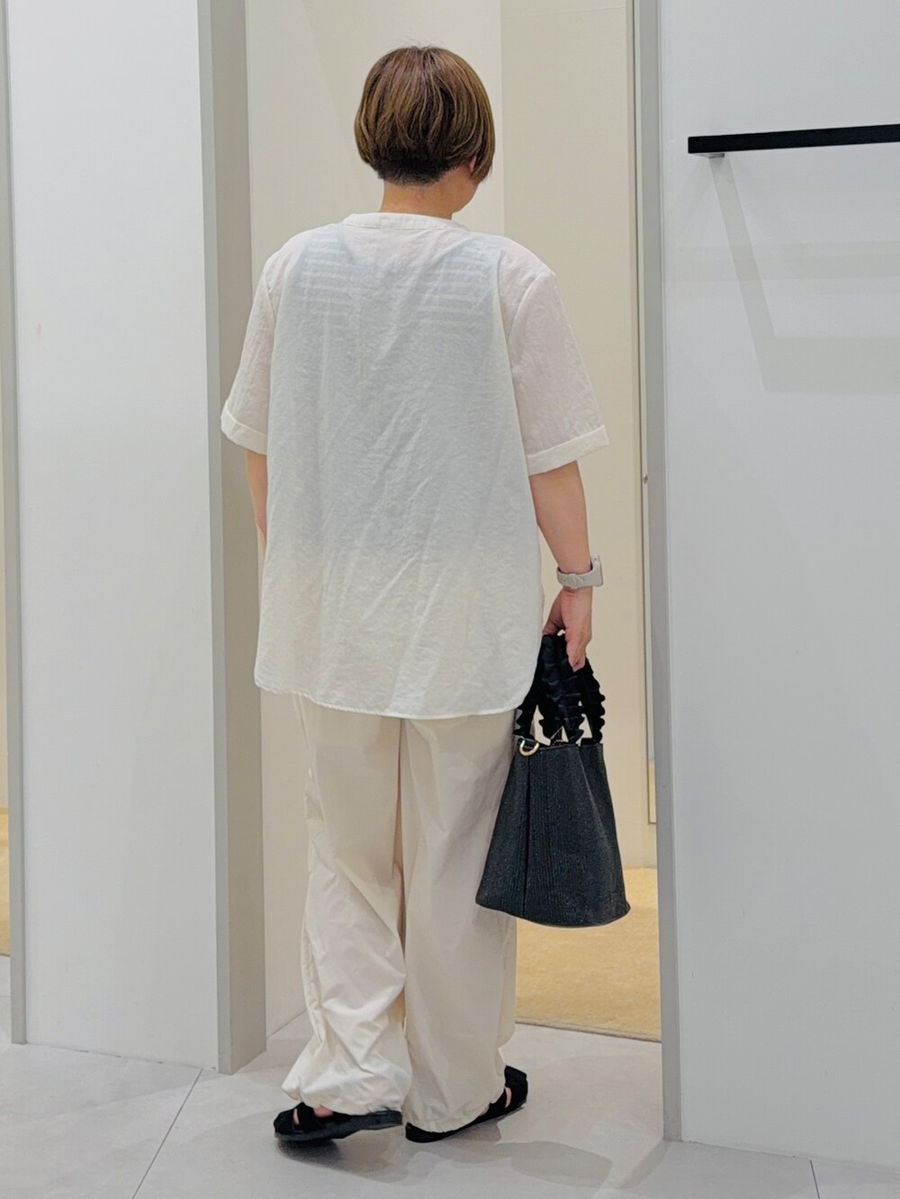 ホワイト系のシャツ/ブラウス、ブラック系のタンクトップ、ホワイト系のその他パンツを着用したレディースの夏コーディネートの3枚目の写真