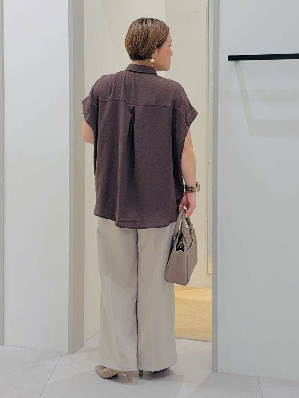 ブラウン系のシャツ/ブラウス、ベージュ系のその他パンツ、ブラウン系のトートバッグを着用したレディースの夏コーディネートの5枚目の写真