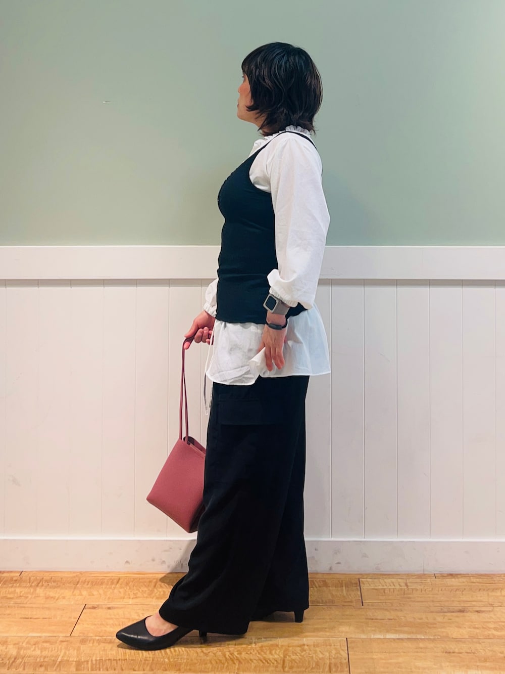 ブラック系のタンクトップ、ホワイト系のシャツ/ブラウス、ピンク系のショルダーバッグを着用したレディースの夏コーディネートの2枚目の写真