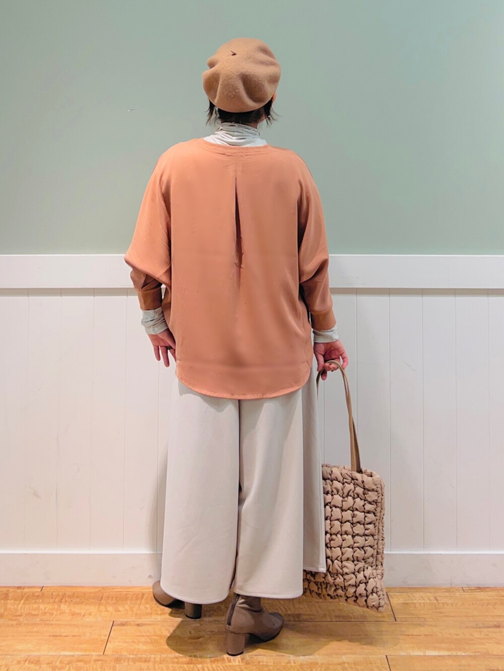 オレンジ系のシャツ/ブラウス、グレー系のTシャツ/カットソー、ベージュ系のトートバッグを着用したレディースの秋コーディネートの2枚目の写真