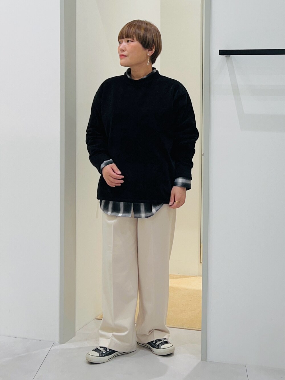 ブラック系のシャツ/ブラウス、ブラック系のニット/セーター、ホワイト系のその他パンツを着用したレディースの秋コーディネートの4枚目の写真
