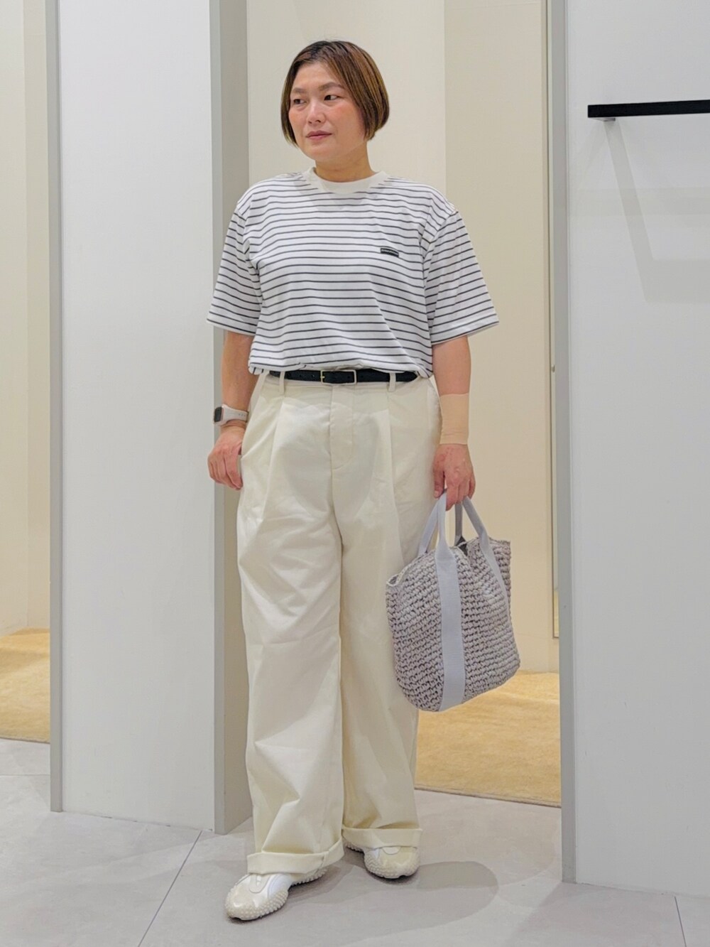 ホワイト系のTシャツ/カットソー、ホワイト系のその他パンツ、グレー系のトートバッグを着用したレディースの夏コーディネートの2枚目の写真