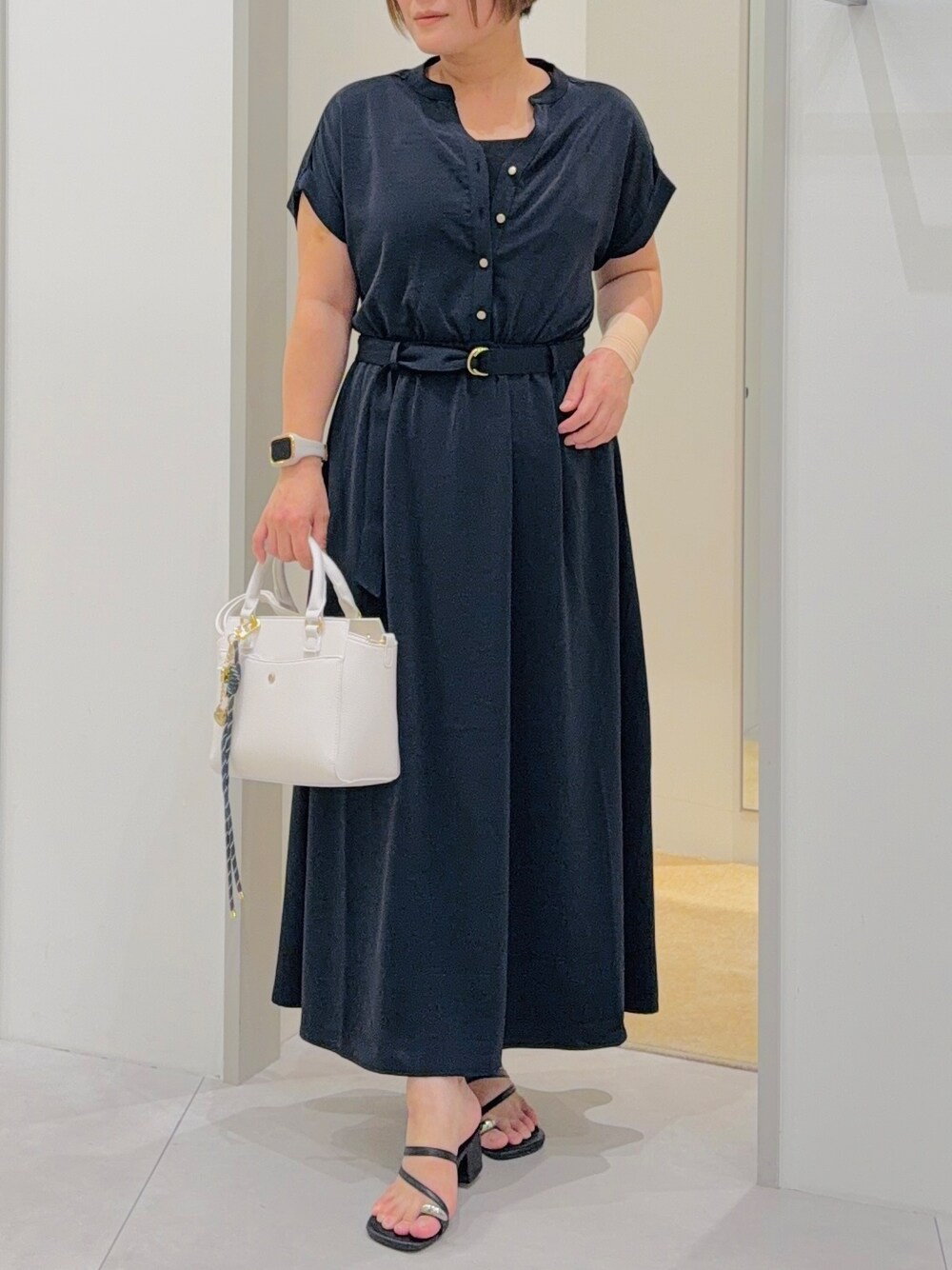 ブルー系のワンピース、ホワイト系のトートバッグを着用したレディースの夏コーディネートの5枚目の写真