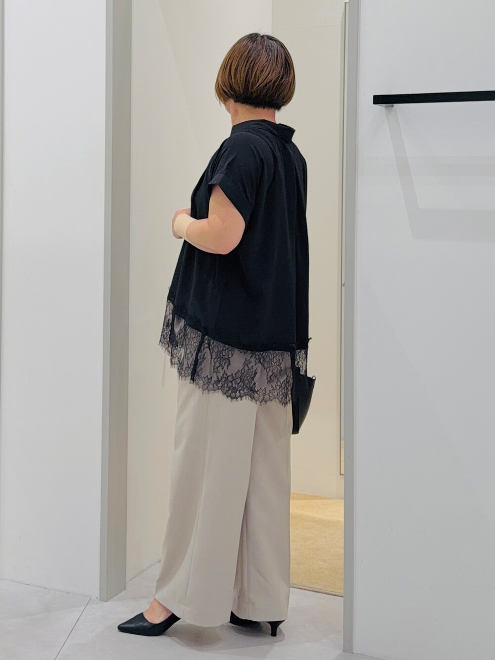 ブラック系のシャツ/ブラウス、ベージュ系のその他パンツ、ブラック系のトートバッグを着用したレディースの夏コーディネートの3枚目の写真