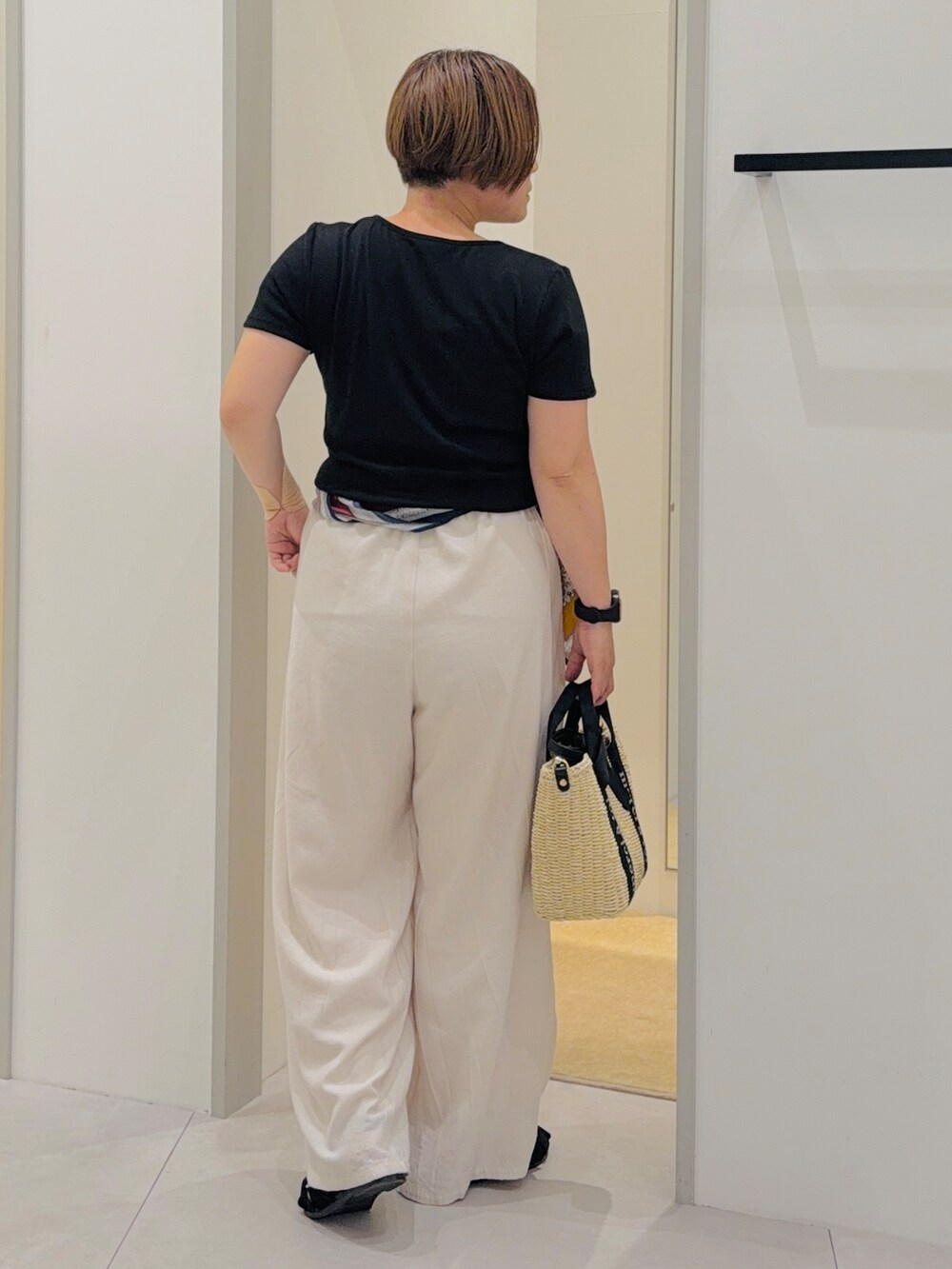 ブラック系のTシャツ/カットソー、ホワイト系のその他パンツ、ブラック系のサンダルを着用したレディースの夏コーディネートの3枚目の写真