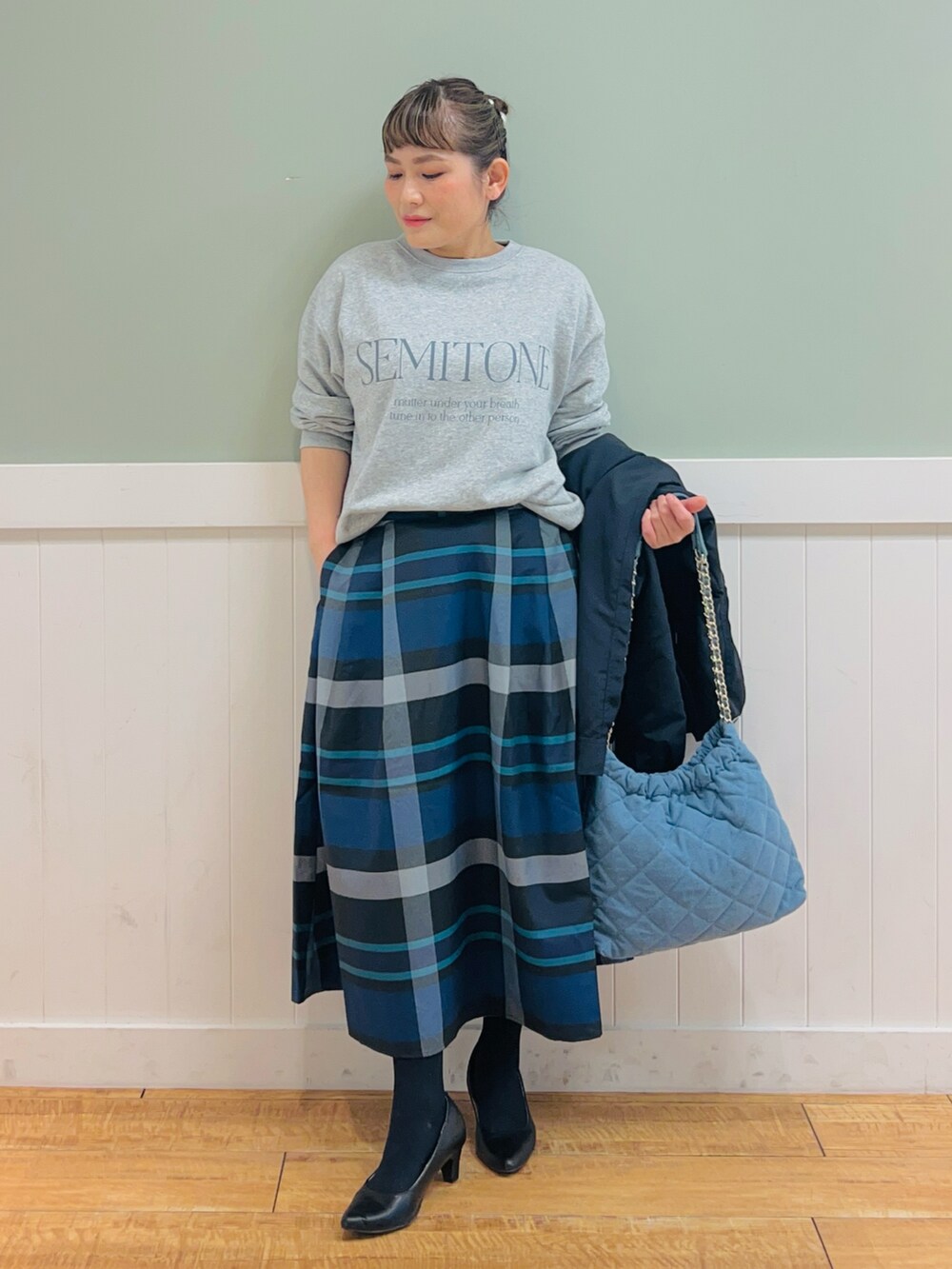 グレー系のスウェット、ブルー系のブルゾン、ブルー系のスカートを着用したレディースの春コーディネートの3枚目の写真